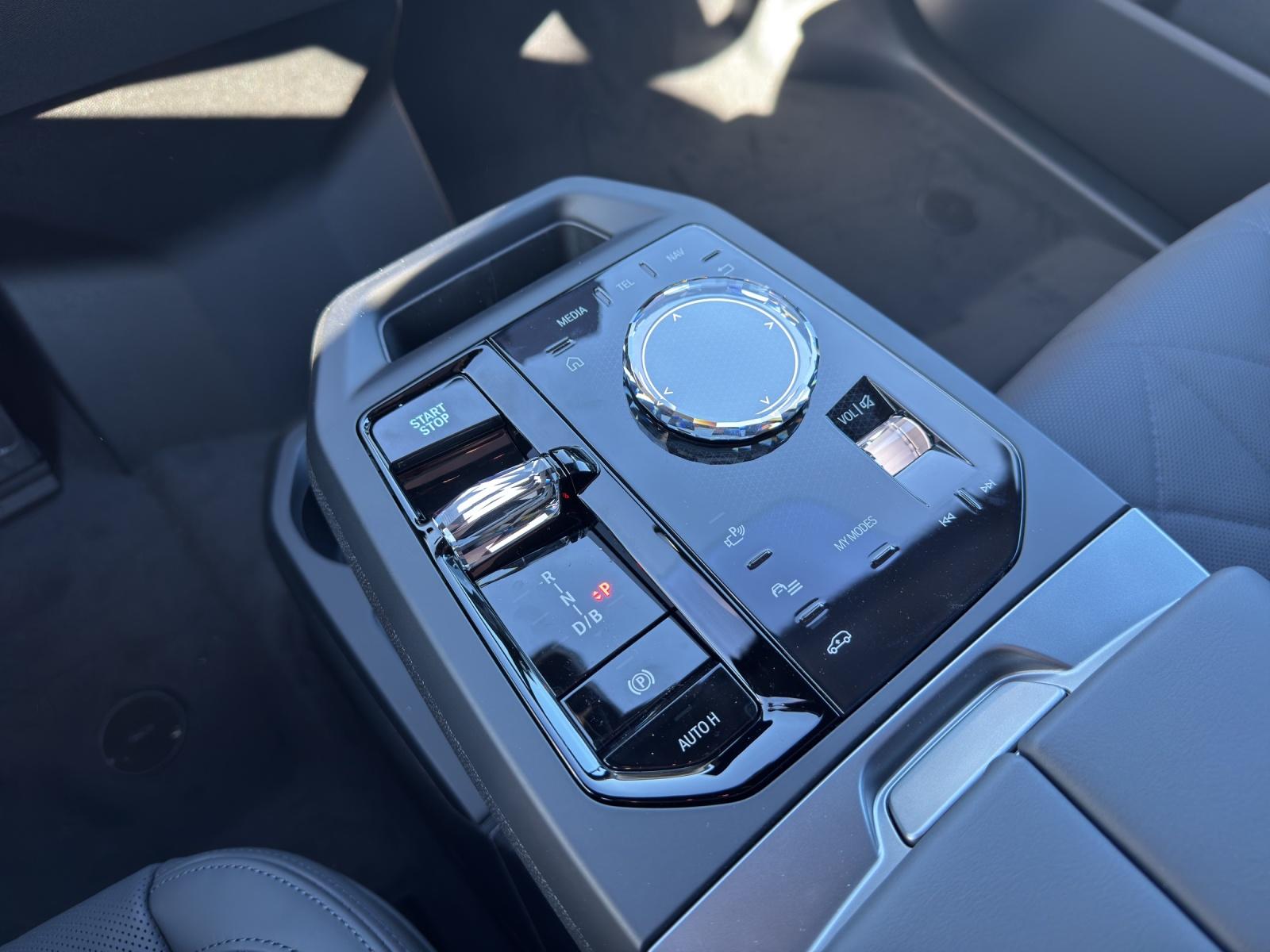 BMW iX xDrive60-image-9