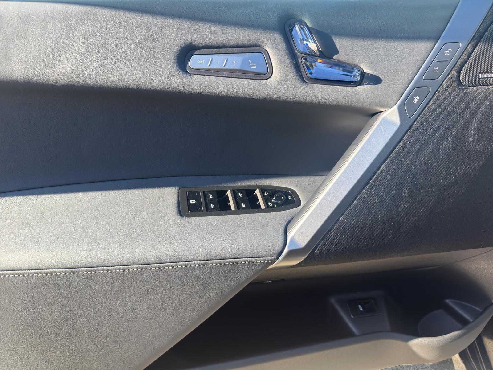 BMW iX xDrive60-image-14