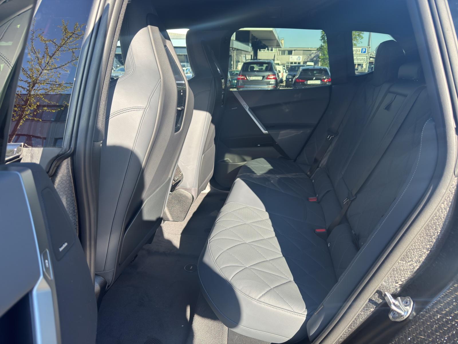 BMW iX xDrive60-image-13