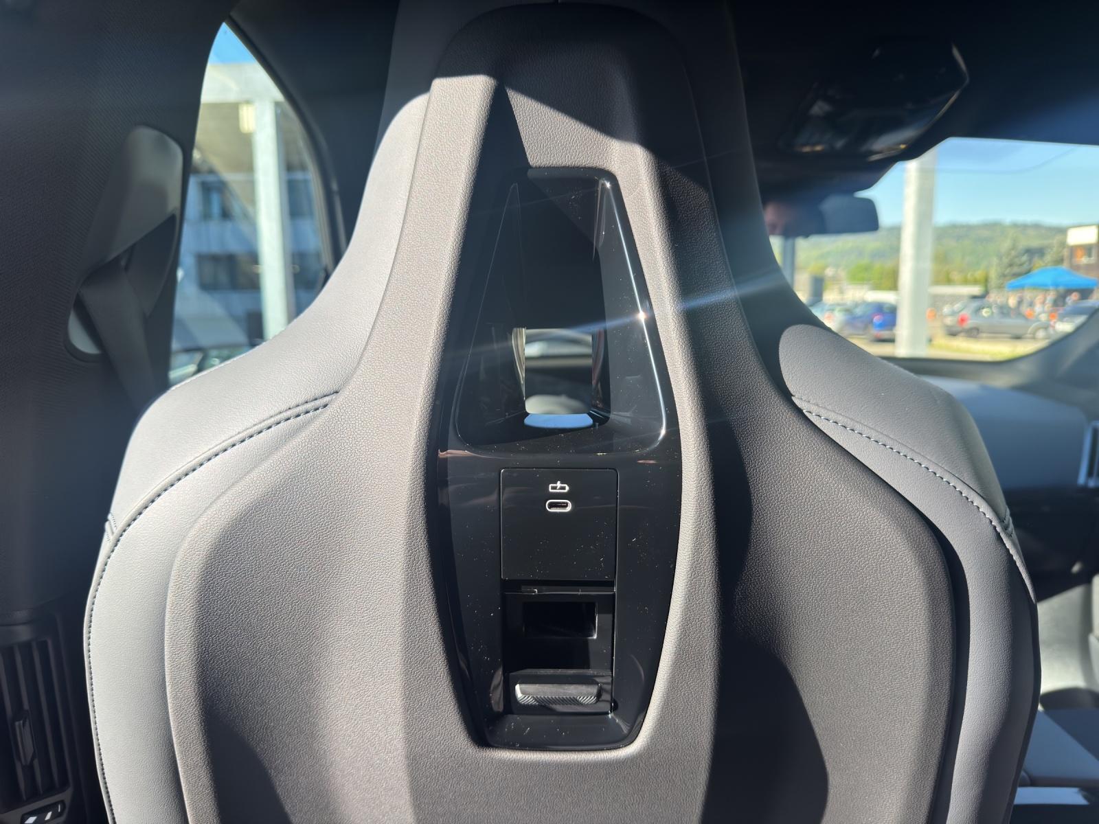 BMW iX xDrive60-image-15