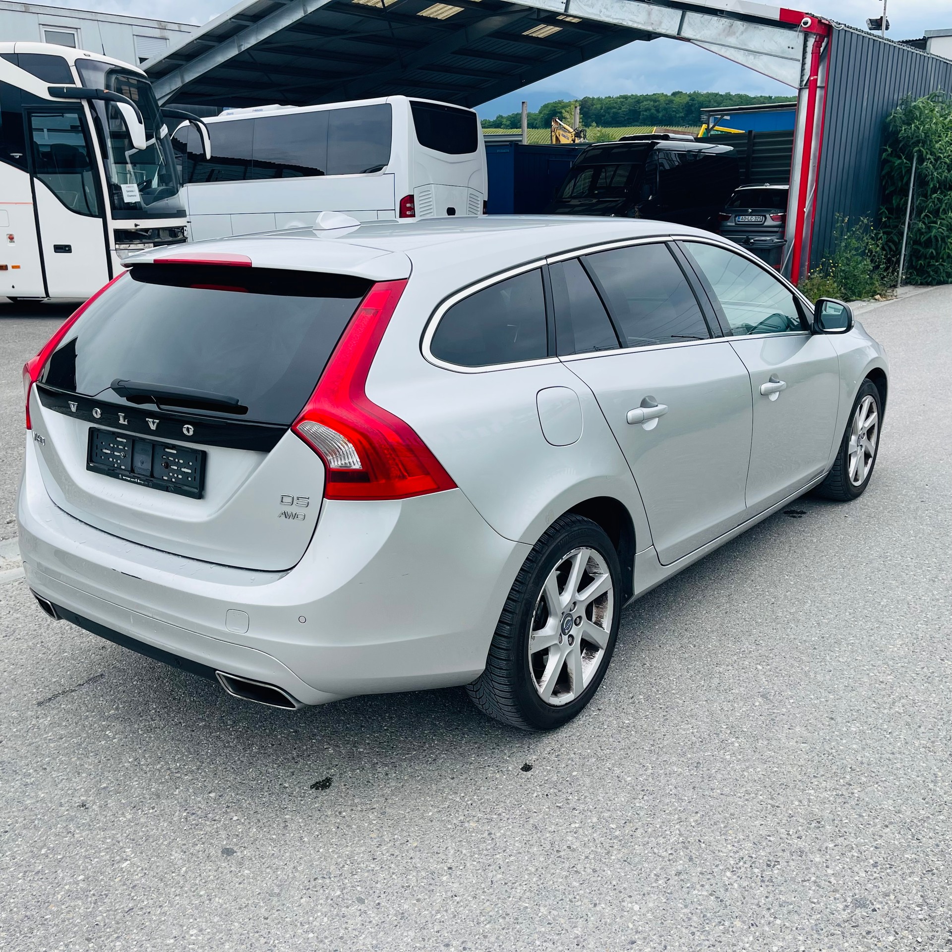 VOLVO V60 D5 AWD Momentum Geartronic-image-3