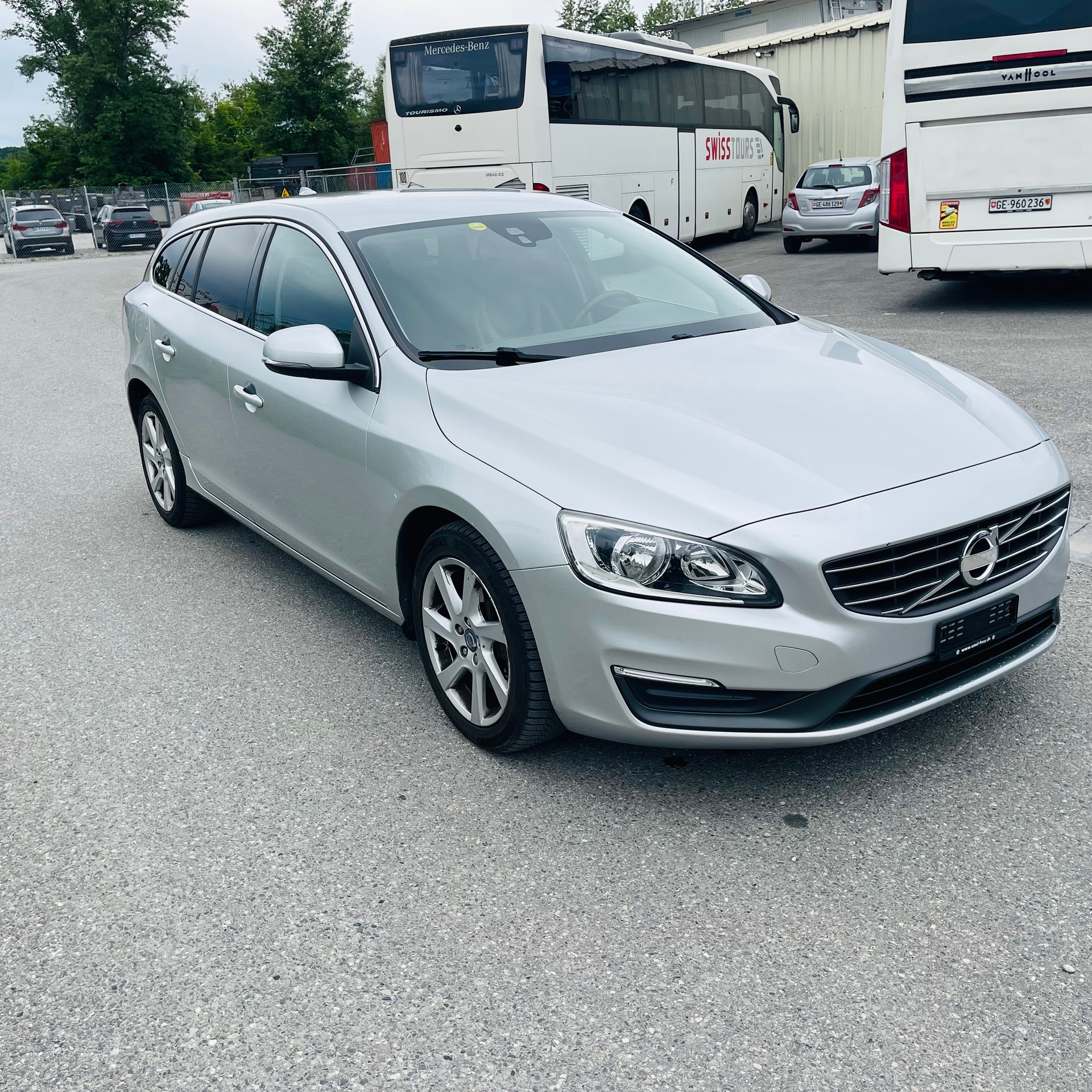VOLVO V60 D5 AWD Momentum Geartronic-image-1