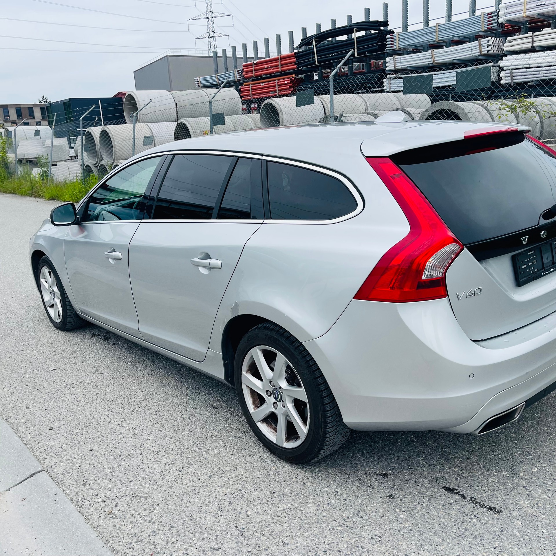 VOLVO V60 D5 AWD Momentum Geartronic-image-4
