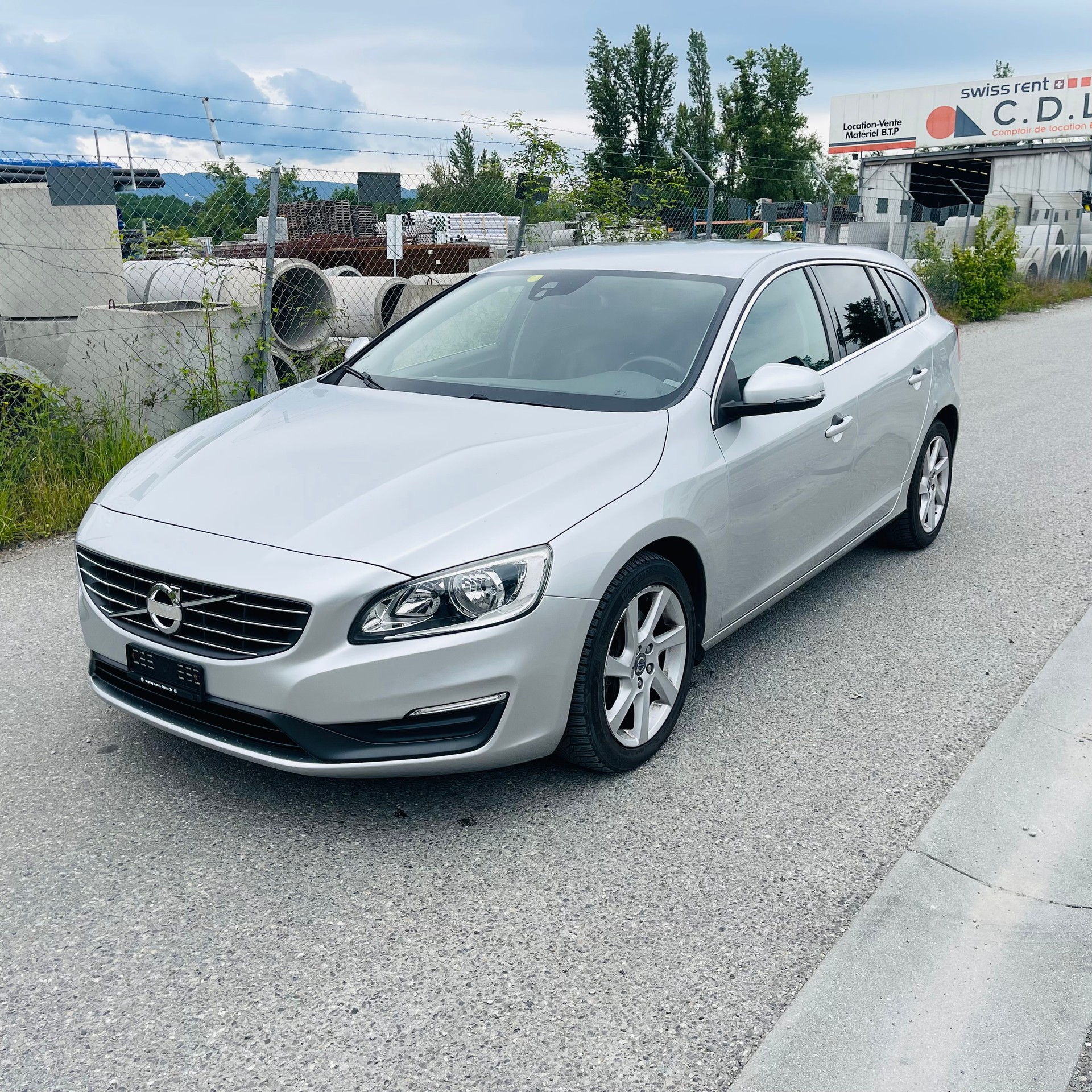 VOLVO V60 D5 AWD Momentum Geartronic-image-2