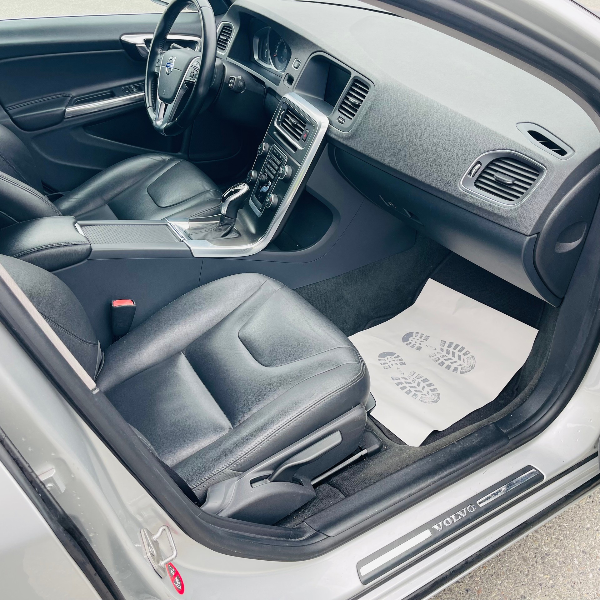 VOLVO V60 D5 AWD Momentum Geartronic-image-9