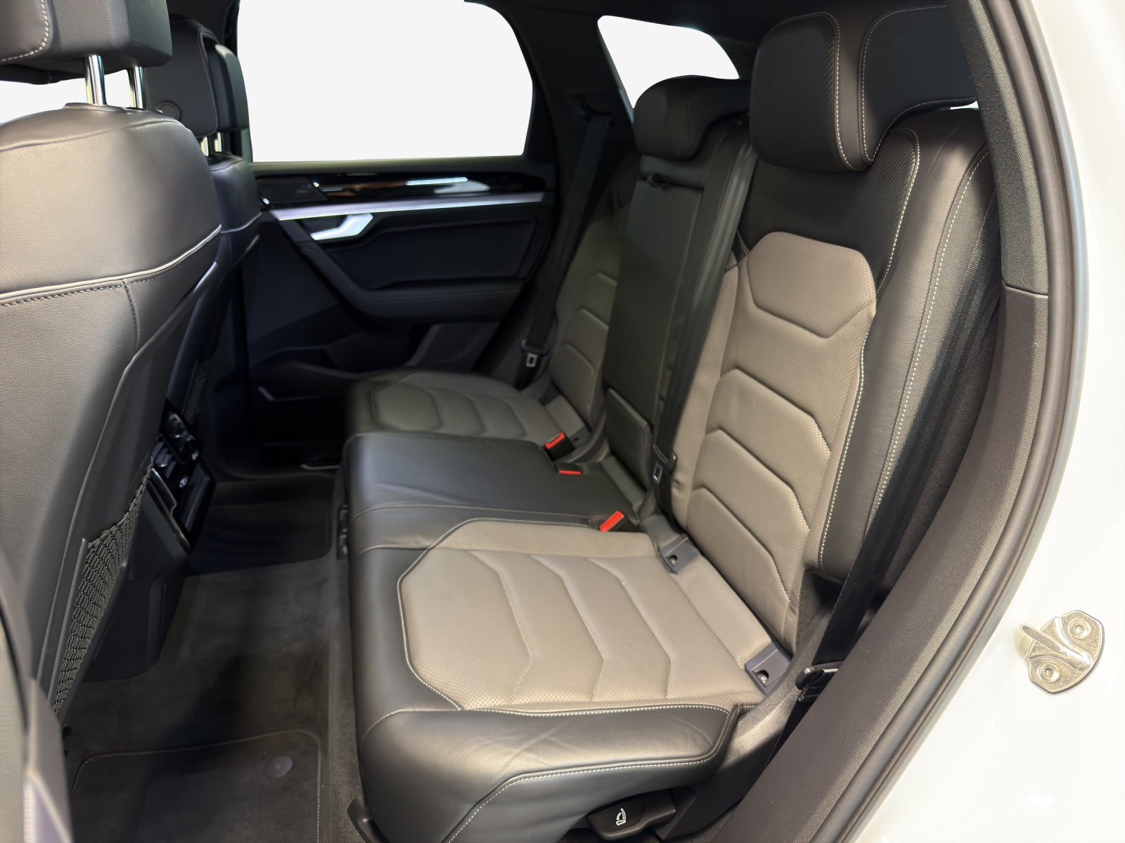 VW Touareg 3.0 TDI R Line Tiptronic-image-11