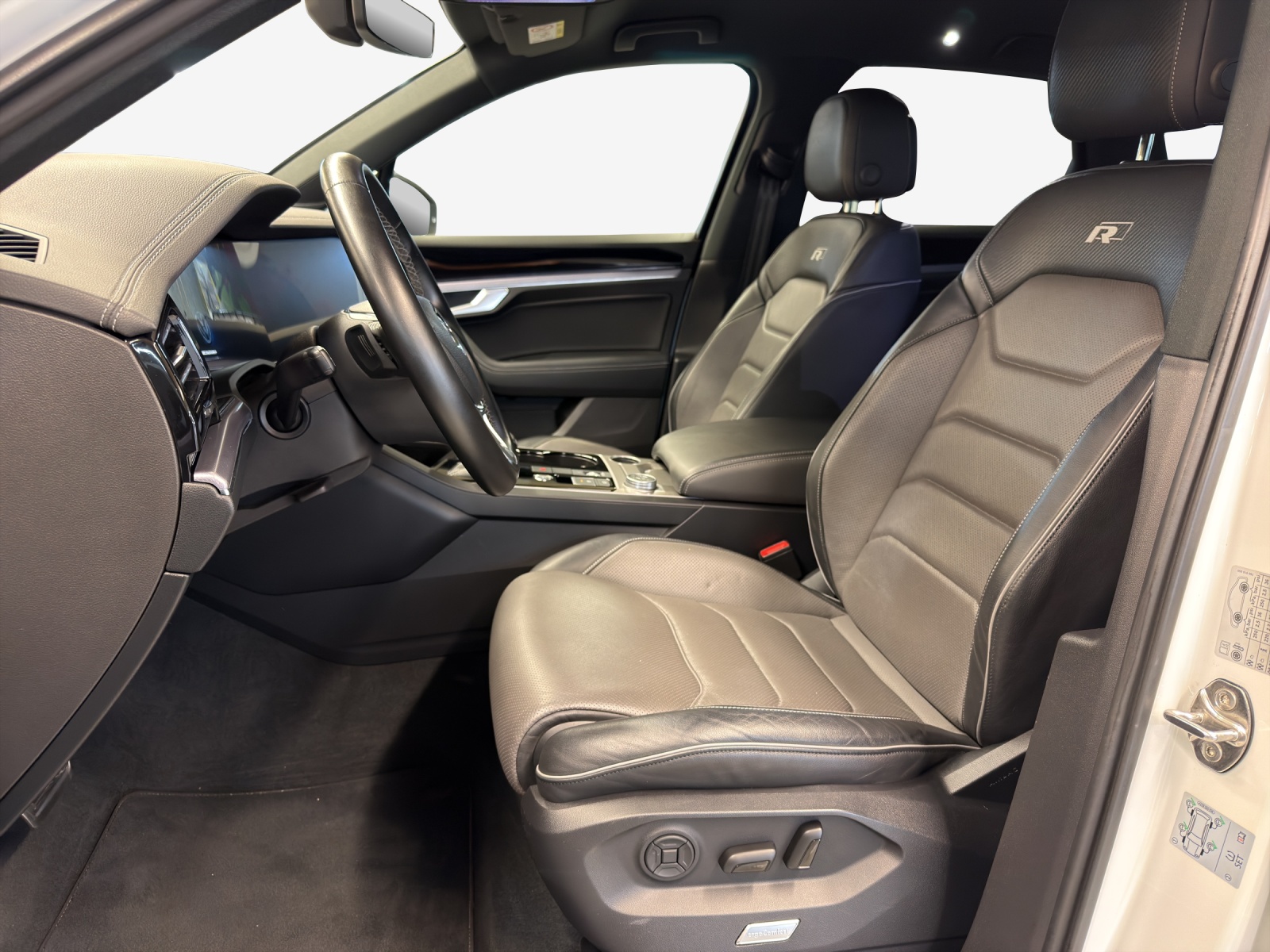 VW Touareg 3.0 TDI R Line Tiptronic-image-7