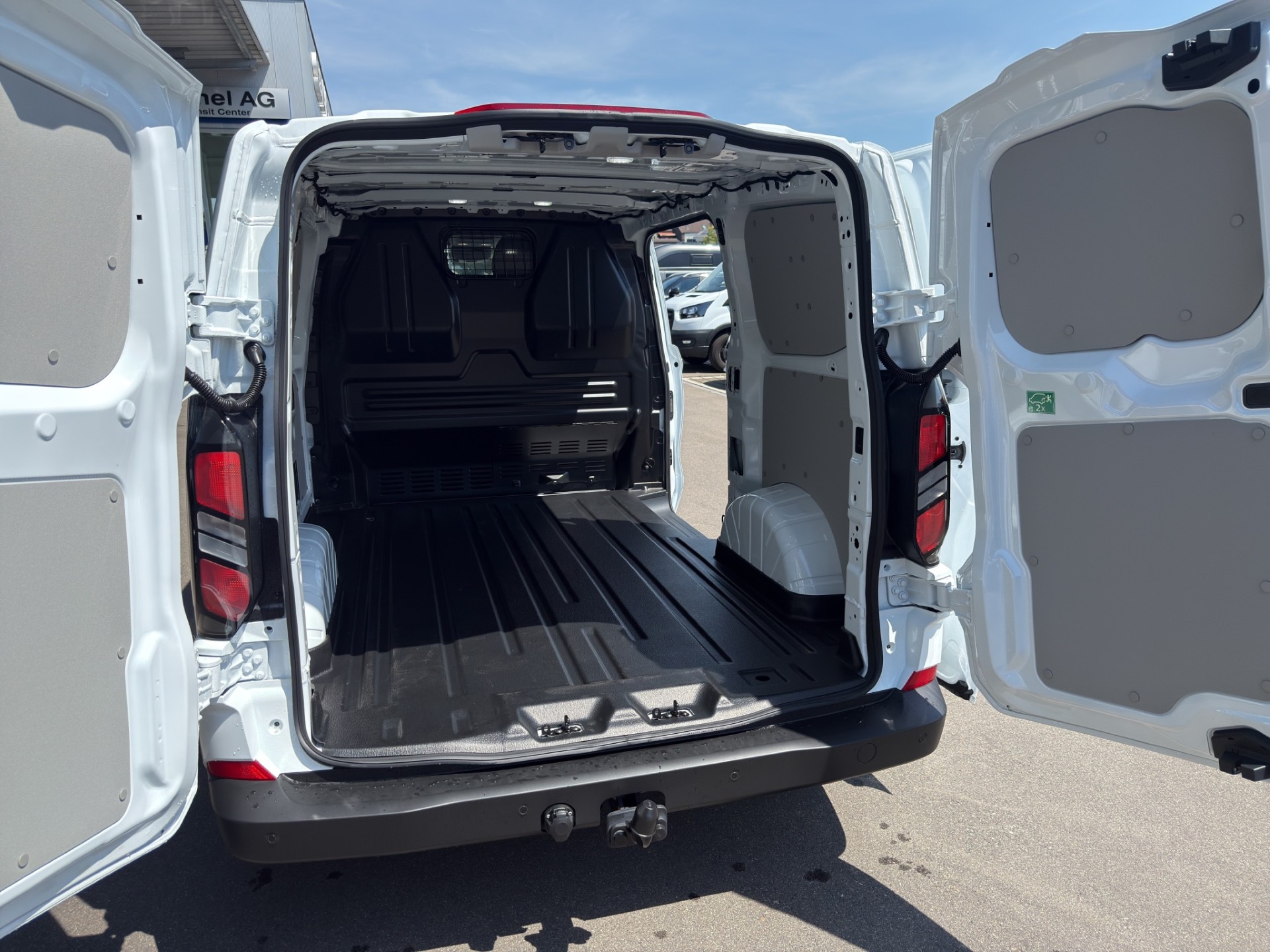 FORD Transit C Van 320 L1 2.5 Duratec 233 Trend PHEV-image-12