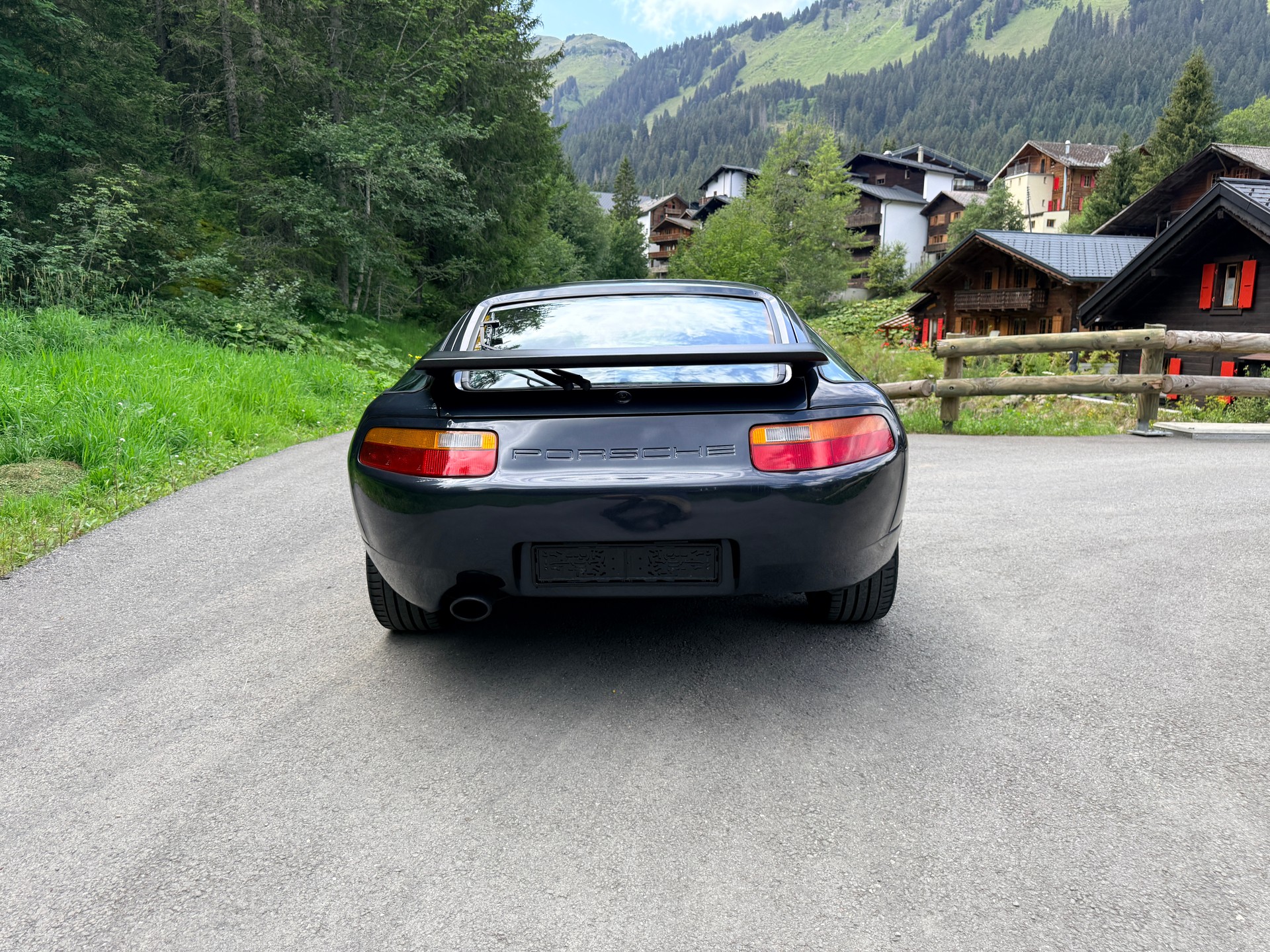 PORSCHE 928 S4-image-12