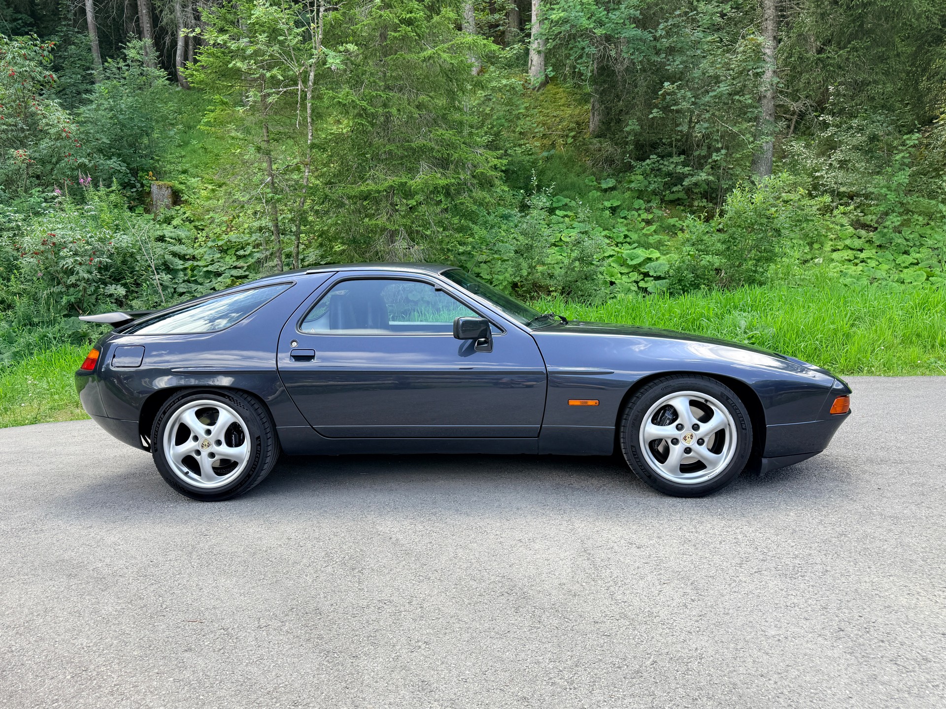 PORSCHE 928 S4-image-6