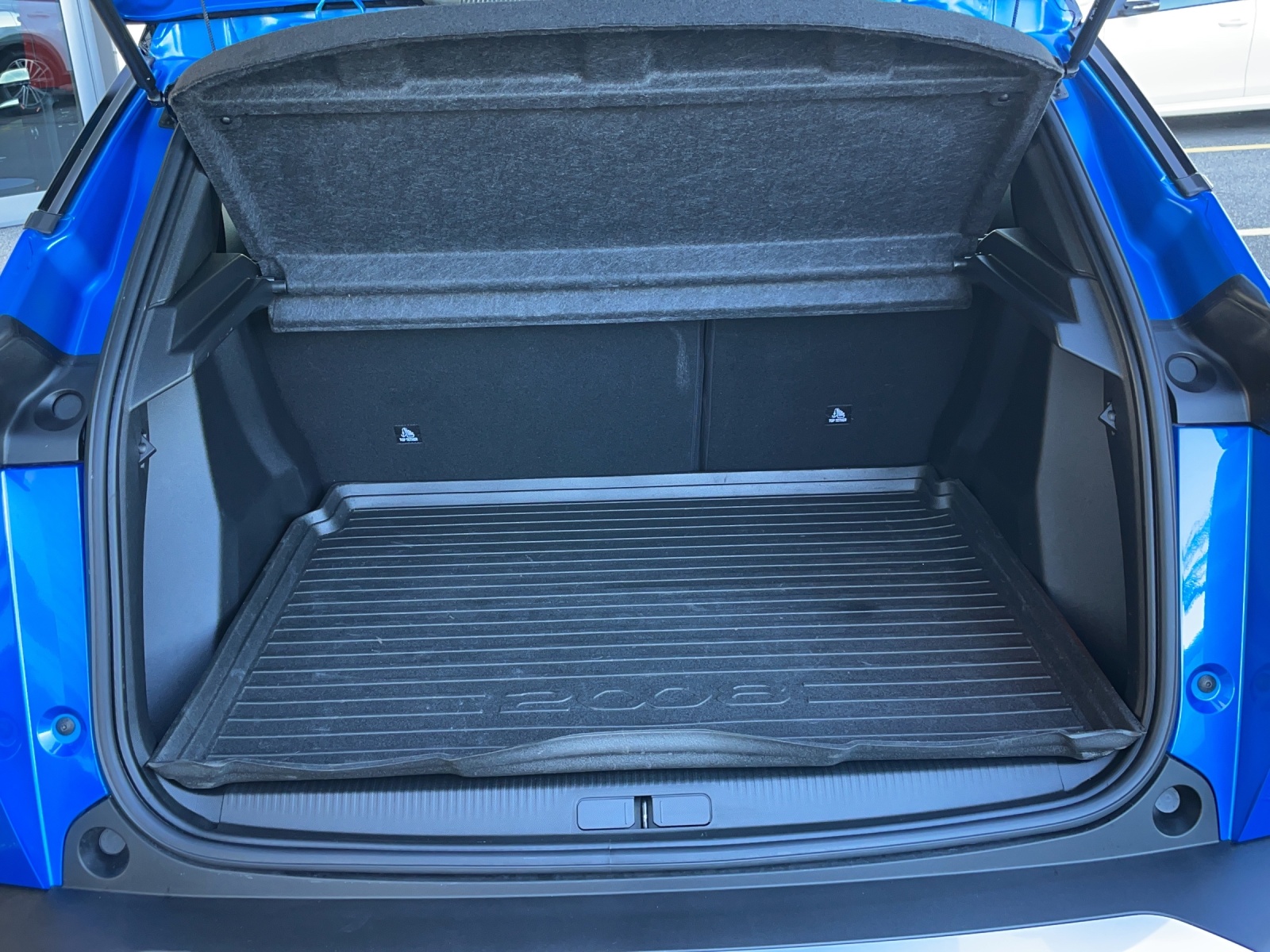 PEUGEOT 2008 e-GT-image-12