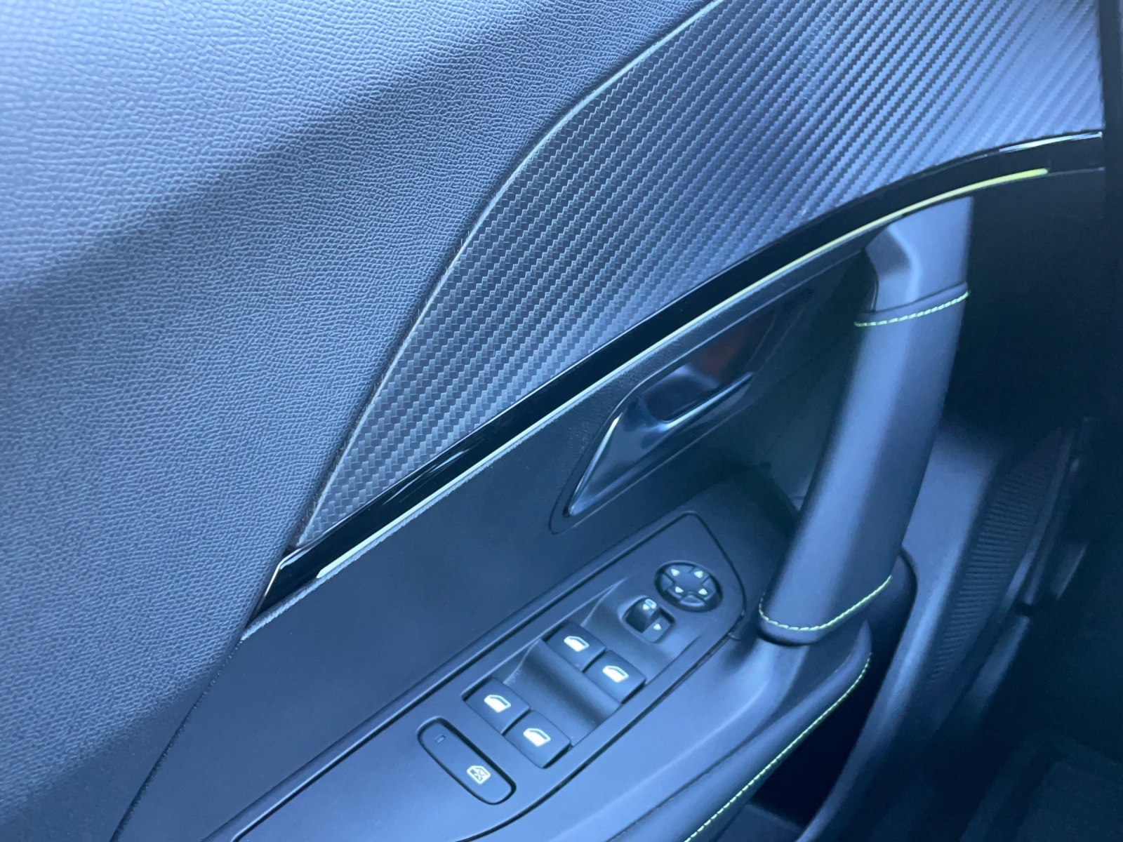 PEUGEOT 2008 e-GT-image-10
