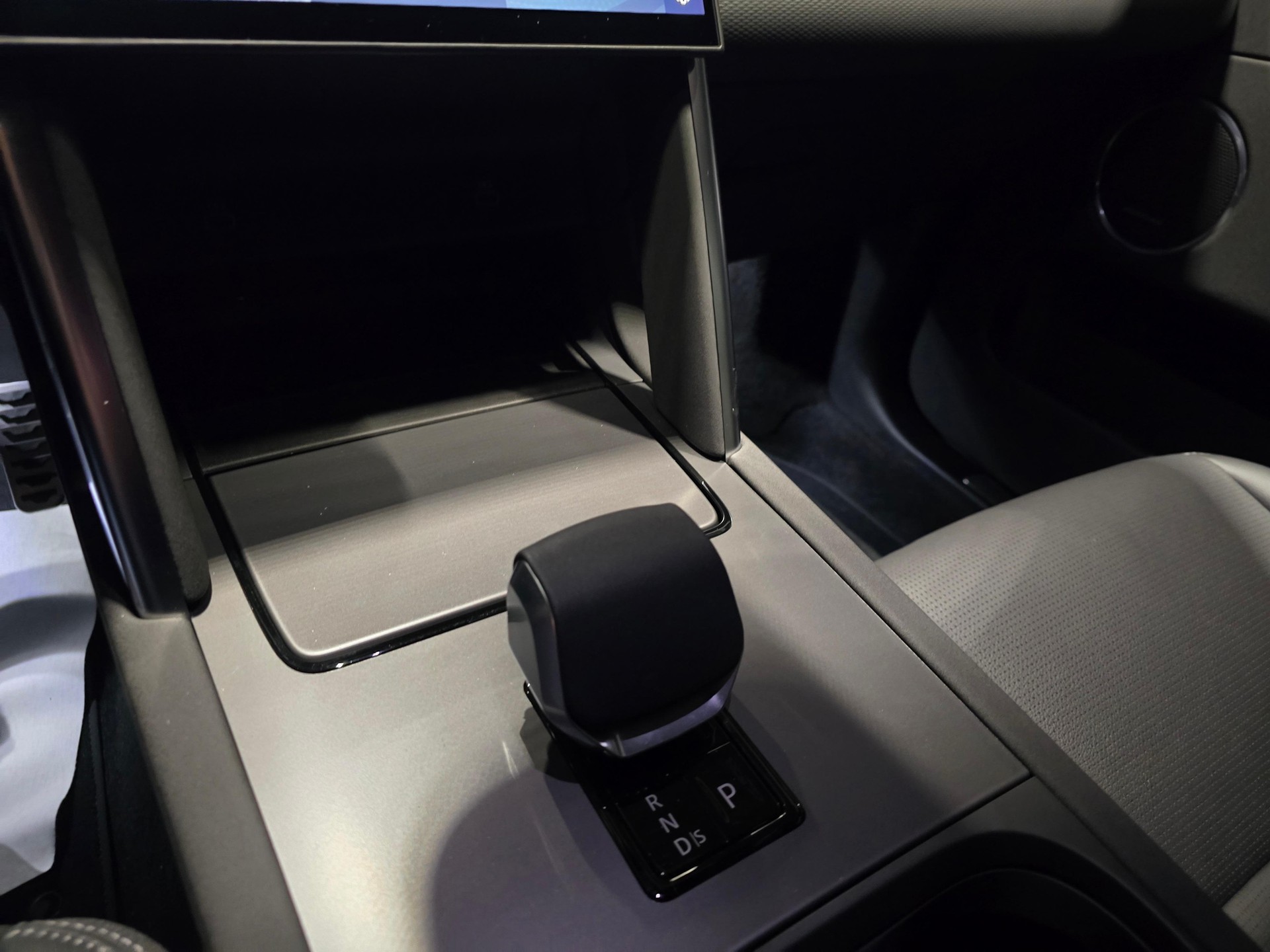 LAND ROVER Discovery Sport 1.5 T 270e Landmark-image-12