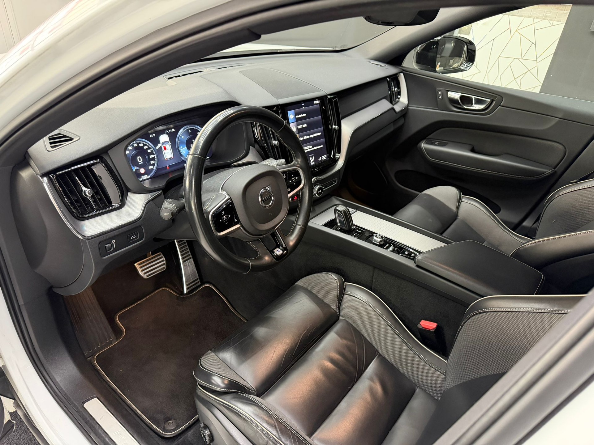 VOLVO XC60 D5 AWD R-Design Geartronic-image-5