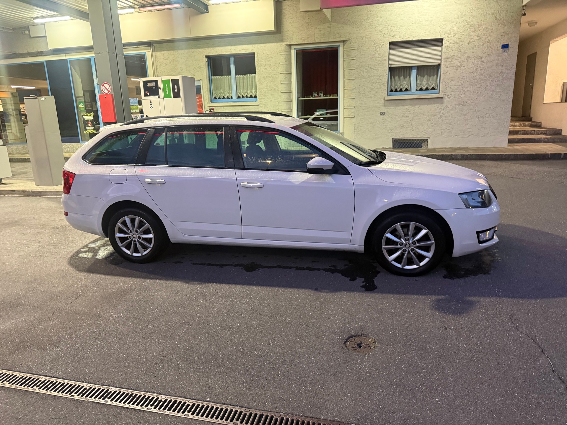 SKODA Octavia Combi 2.0 TDI Ambition DSG-showroom-element-1