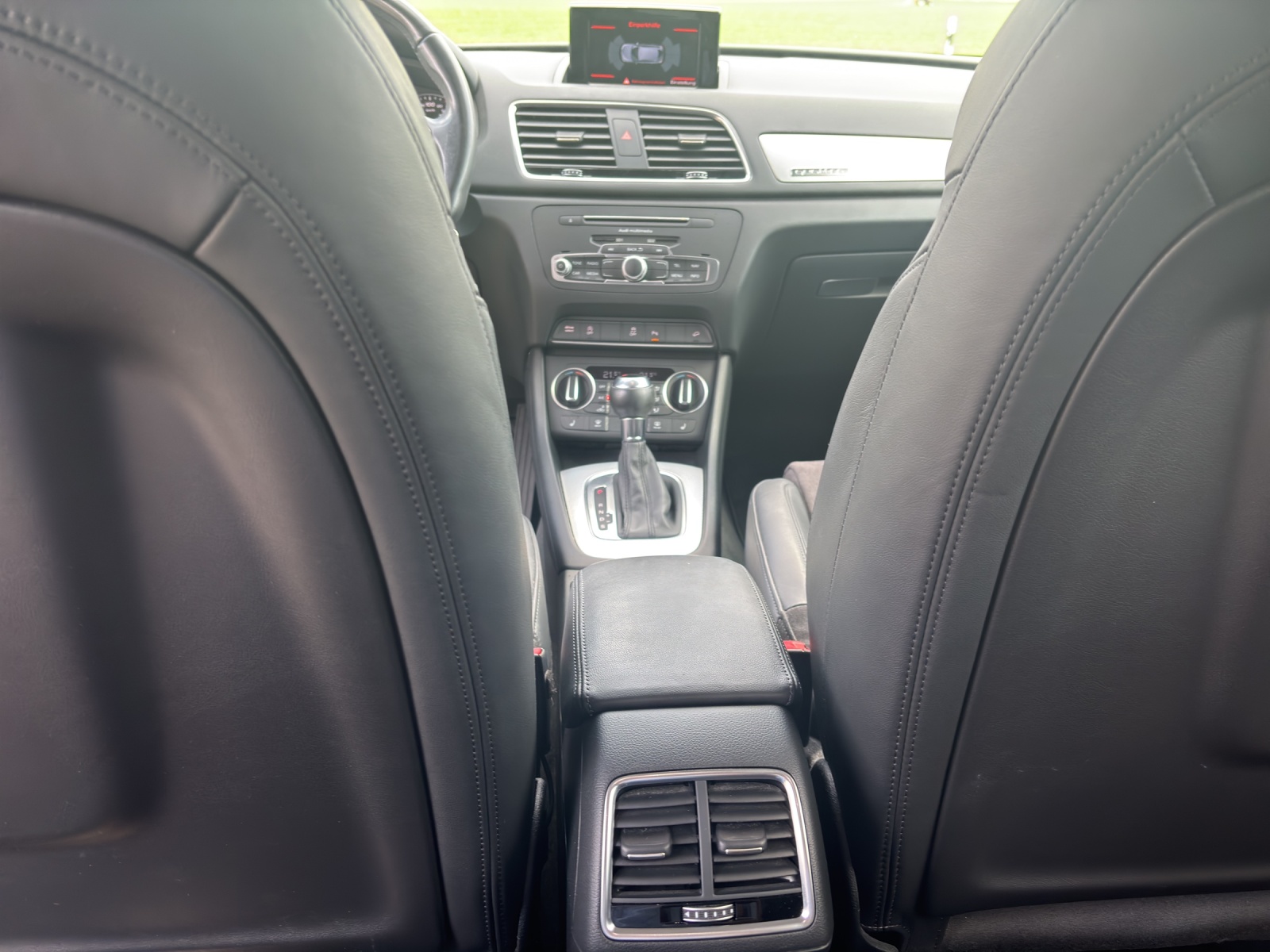 AUDI Q3 2.0 TFSI Sport quattro S-Tr.-showroom-element-3