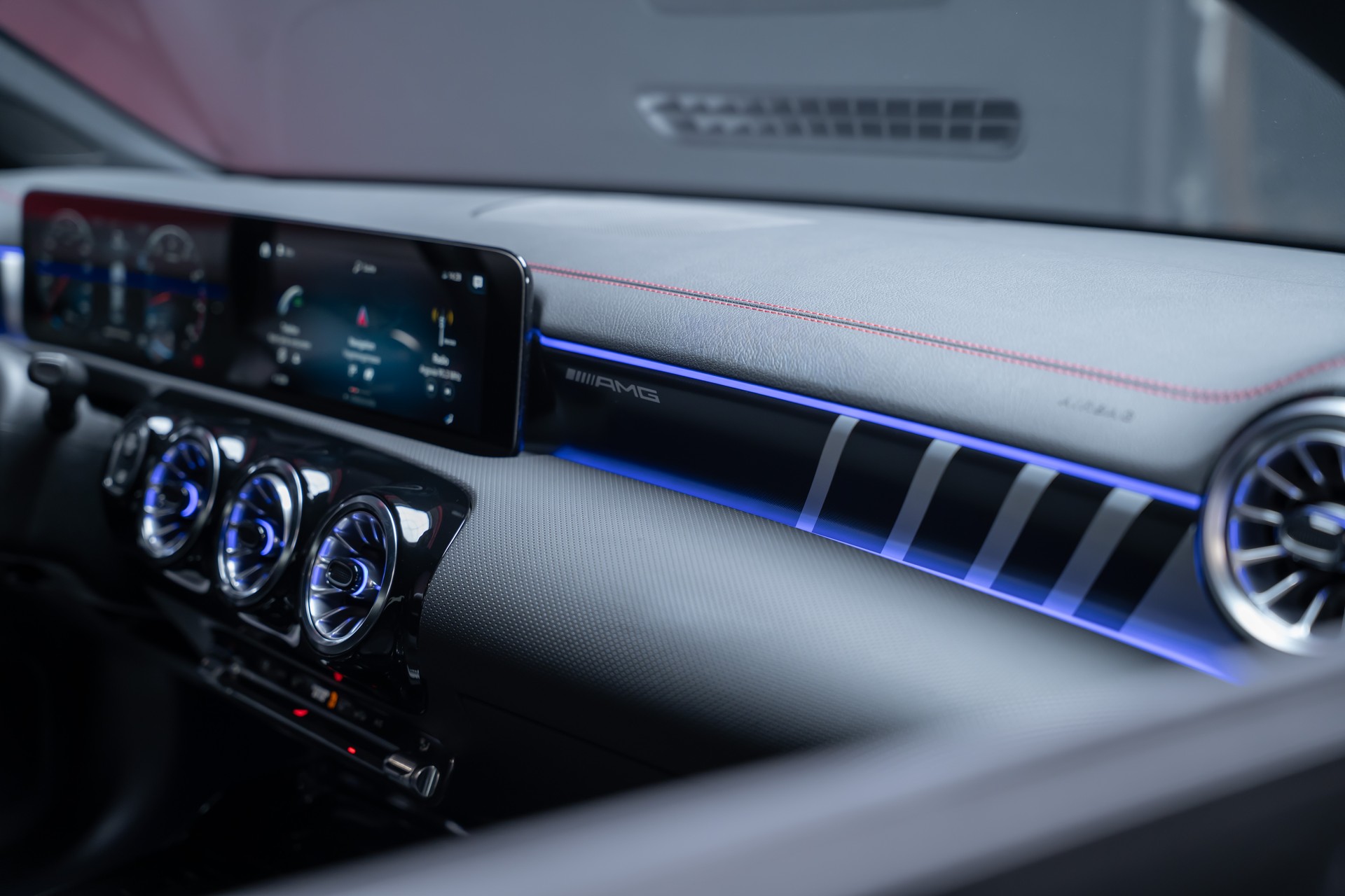 MERCEDES-BENZ CLA 35 AMG 4matic / 360°Kamera / Ambientebeleuchtung-image-24