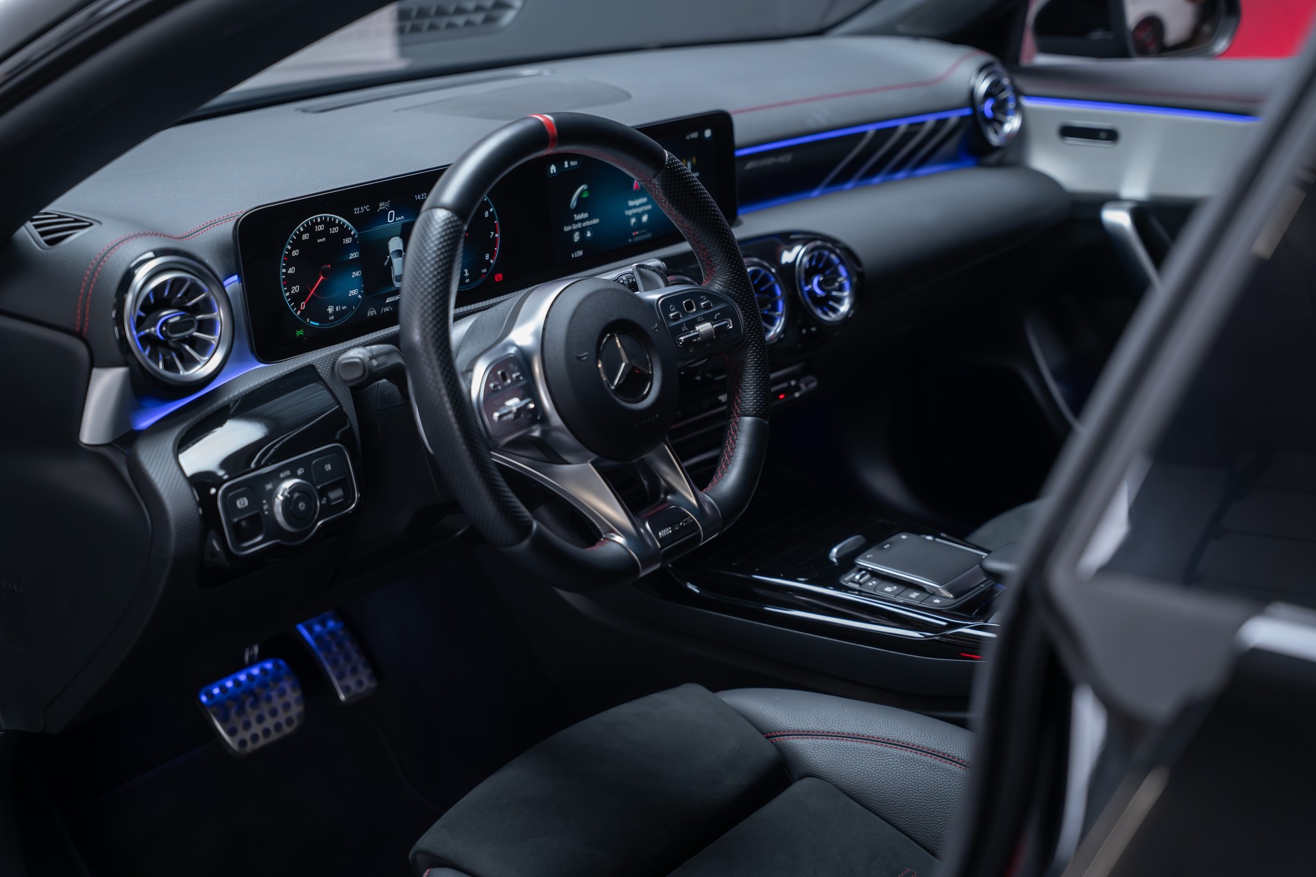 MERCEDES-BENZ CLA 35 AMG 4matic / 360°Kamera / Ambientebeleuchtung-image-12