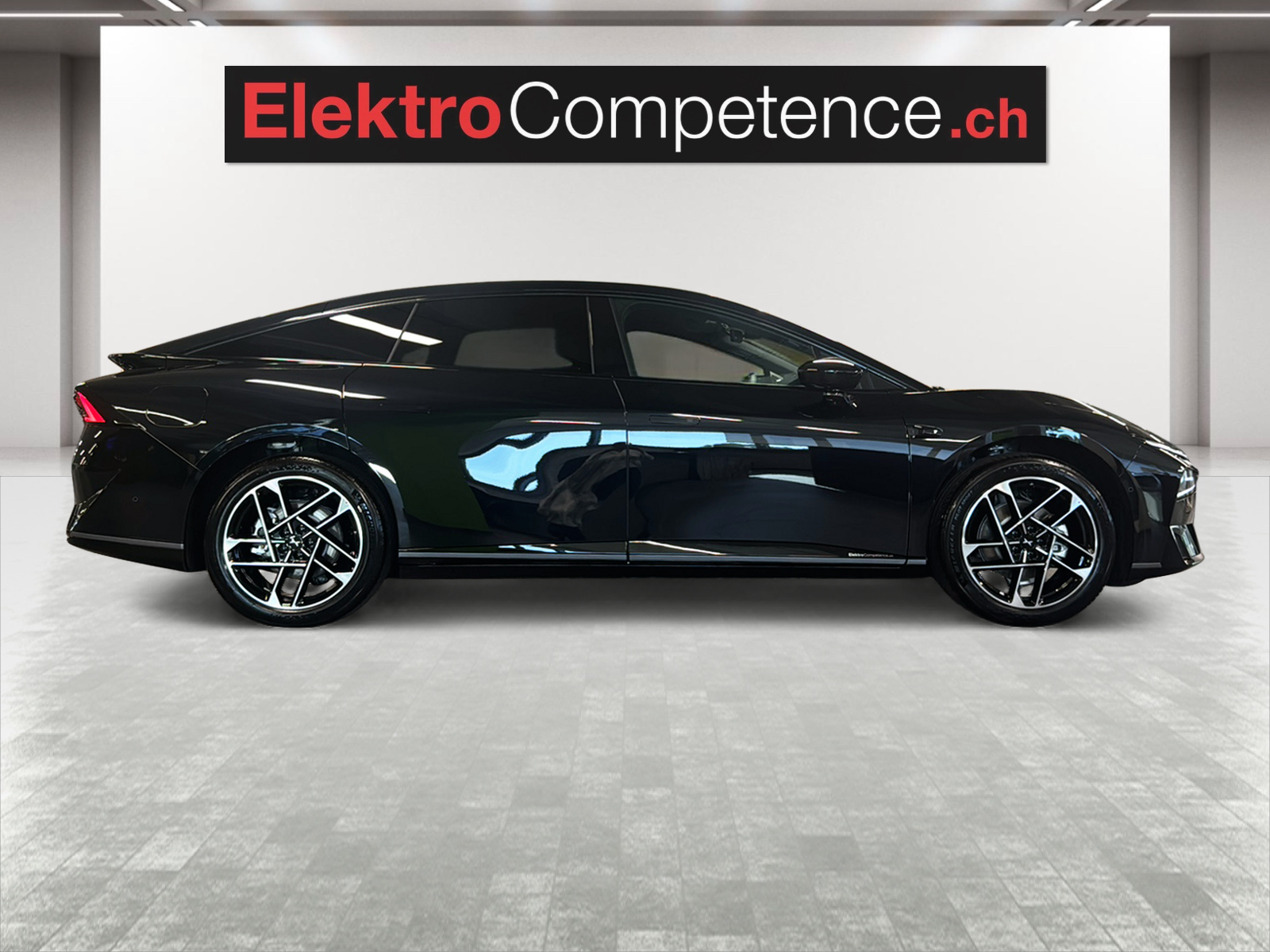 XPENG P7+ 75kWh Performance AWD-image-4
