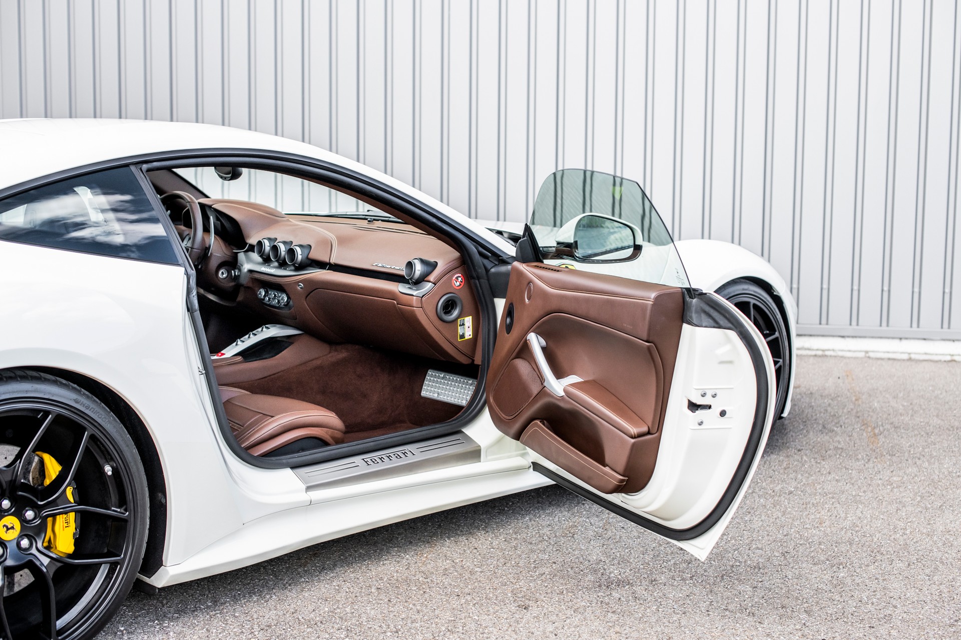FERRARI F12 Berlinetta-image-11