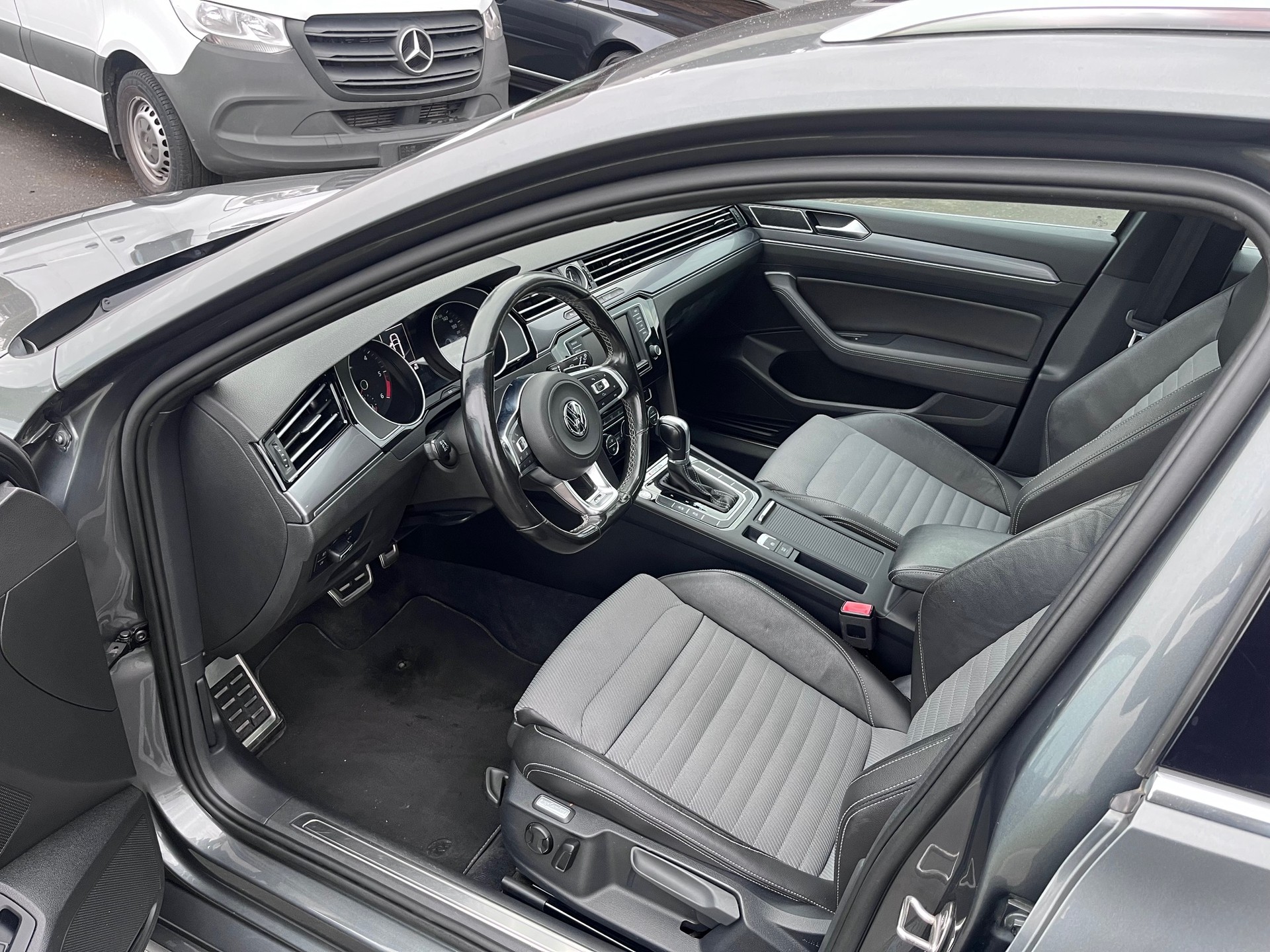 VW Passat Variant 2.0 TDI BMT Highline DSG 4Motion-image-4