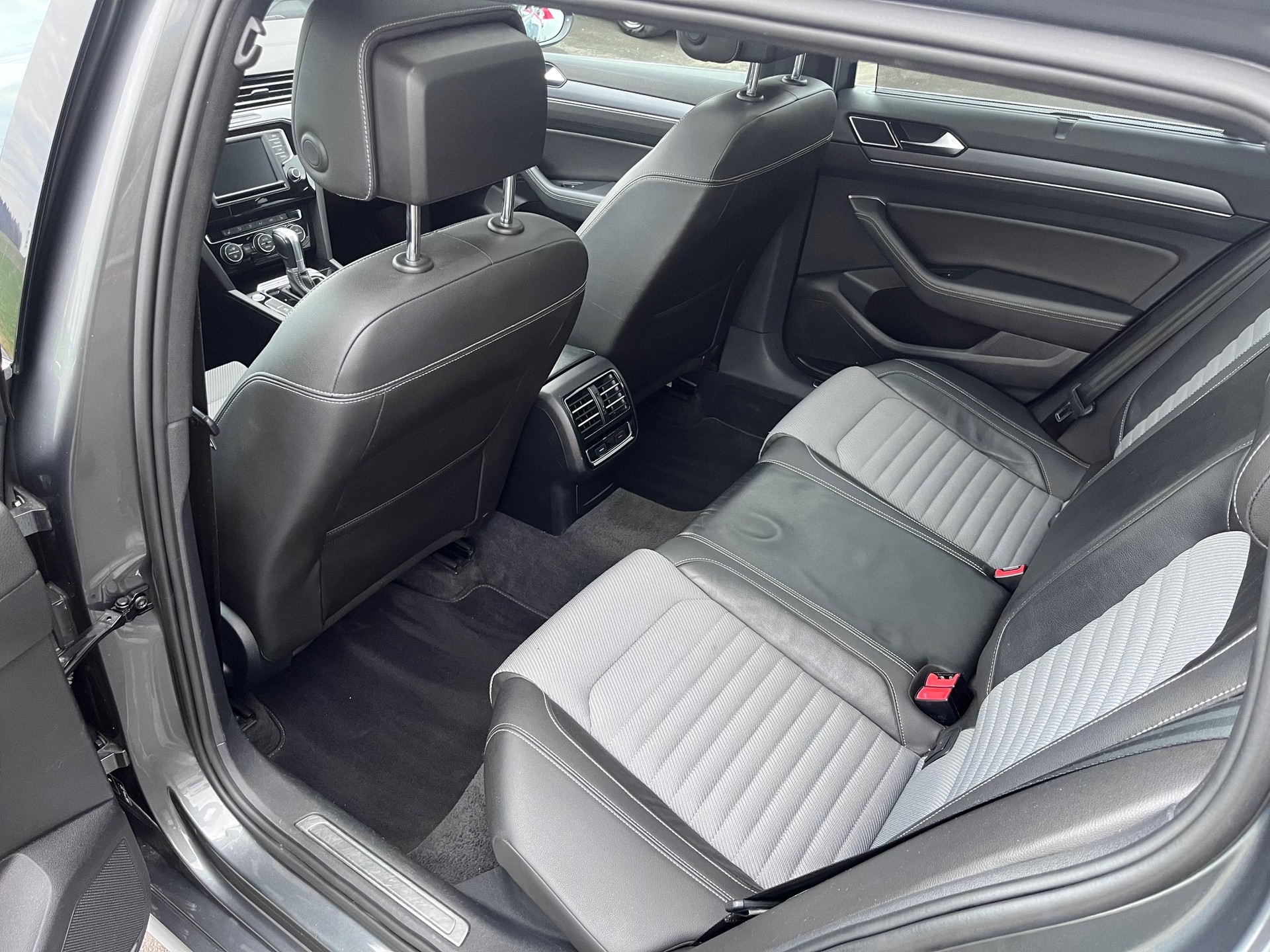 VW Passat Variant 2.0 TDI BMT Highline DSG 4Motion-image-10