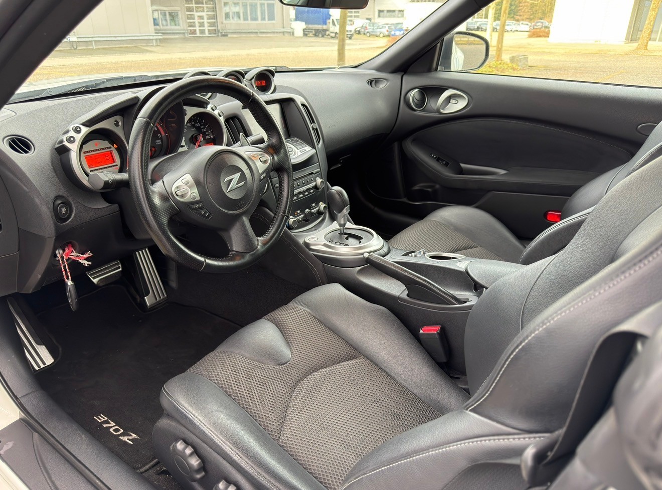NISSAN 370 Z Roadster Pack Automatic -Ab MFK-Ab Service-Perle weiss Top Zustand-image-6
