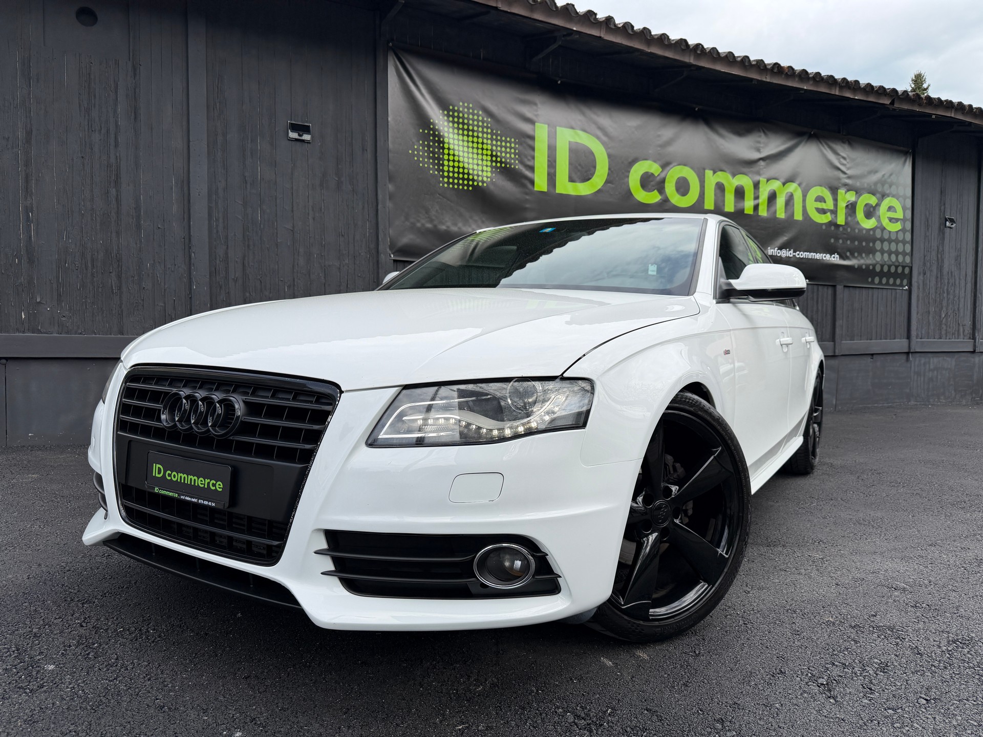 AUDI A4 2.0 TDI 170PS / S-LINE-showroom-element-1