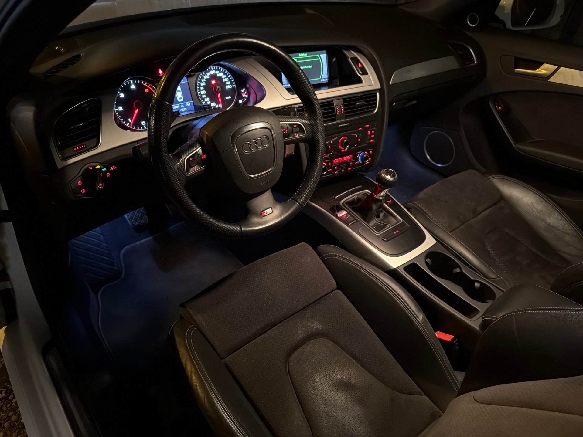 AUDI A4 2.0 TDI 170PS / S-LINE-showroom-element-3