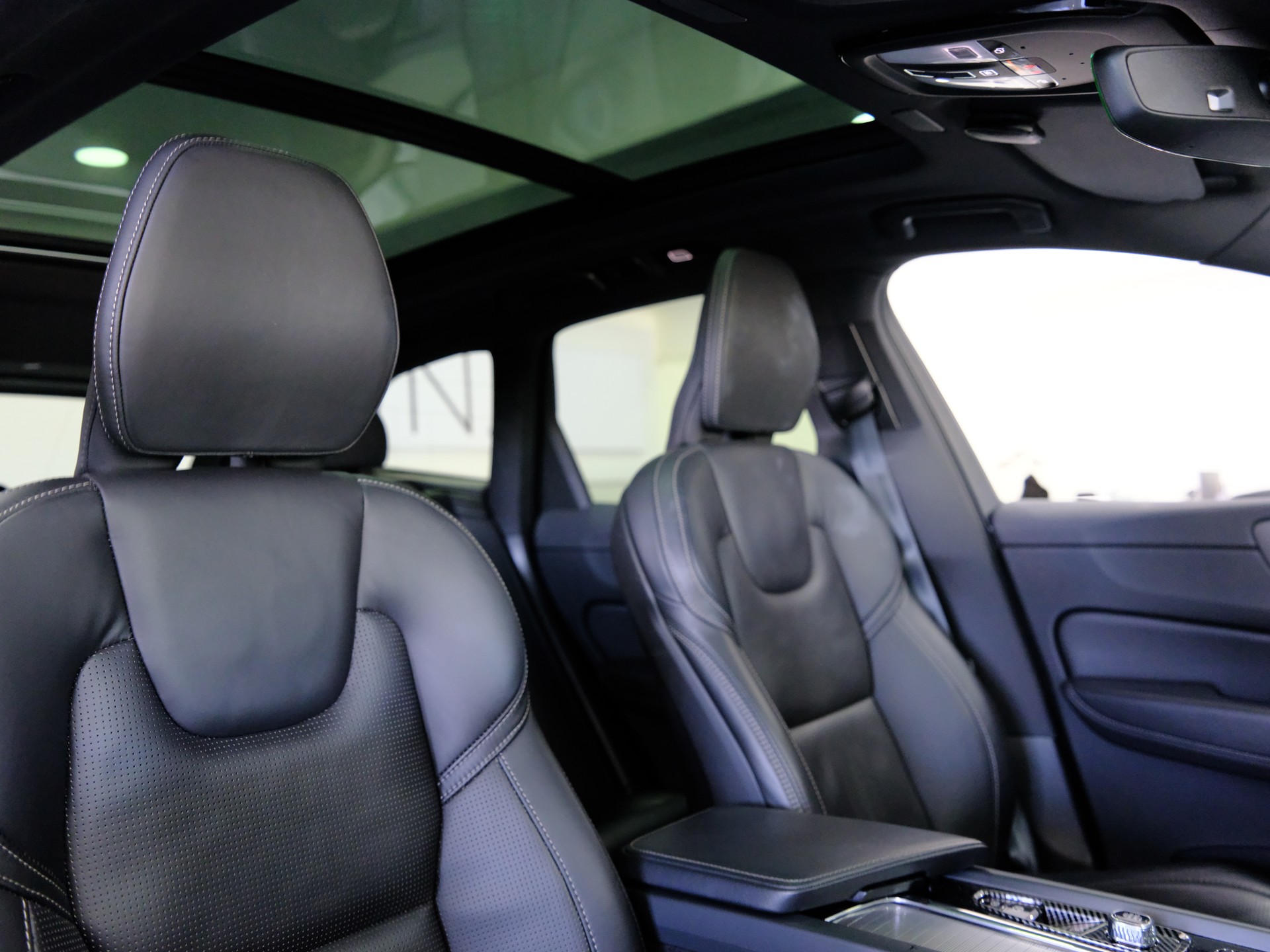 VOLVO XC60 T8 eAWD PluginHybrid Ultra Dark Geartronic-image-16