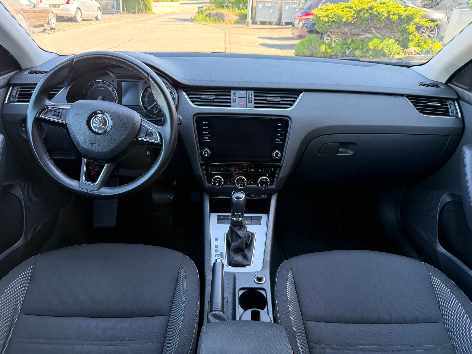 SKODA Octavia Combi 1.6 TDI Ambition DSG-image-9