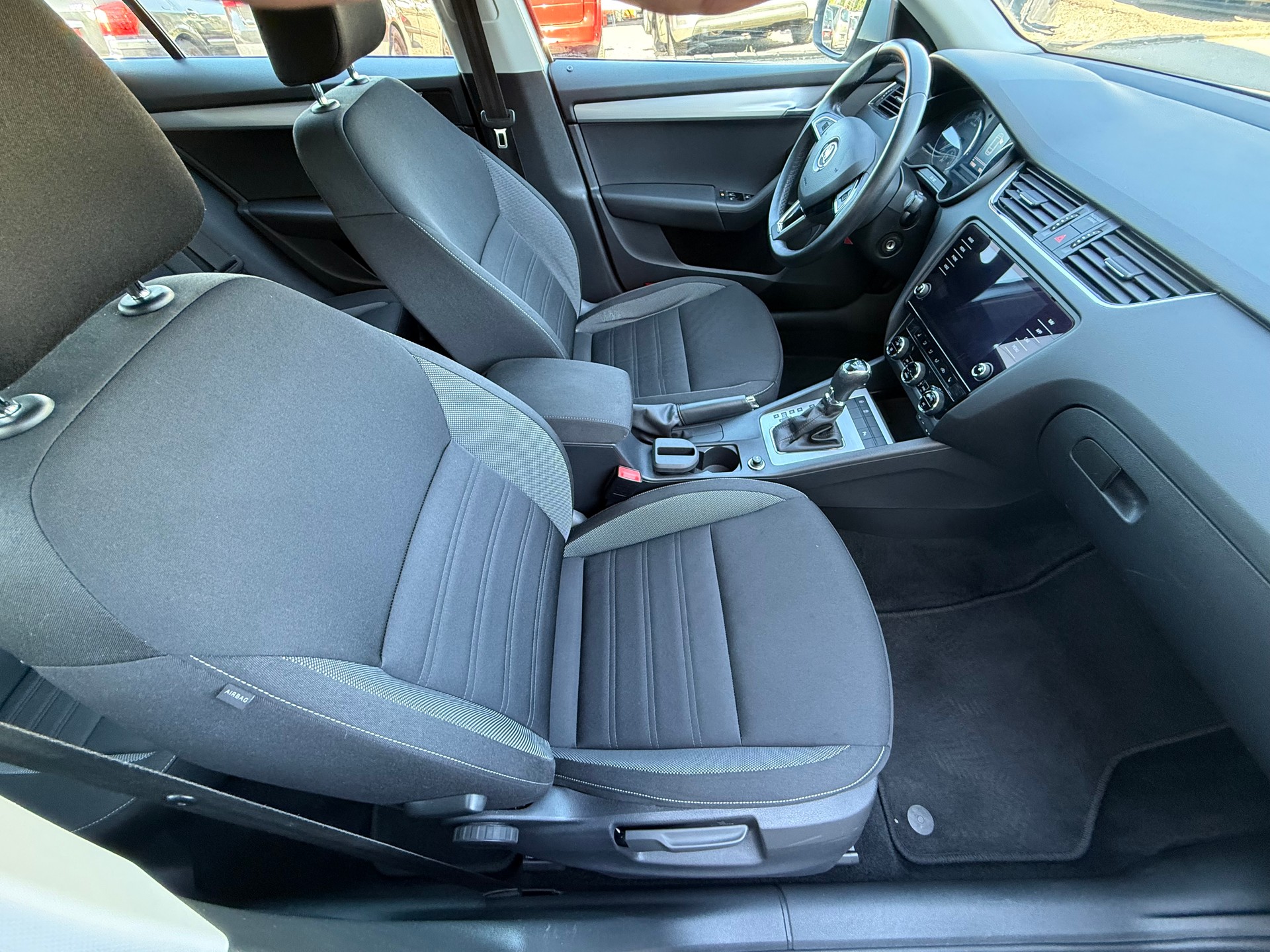 SKODA Octavia Combi 1.6 TDI Ambition DSG-image-7
