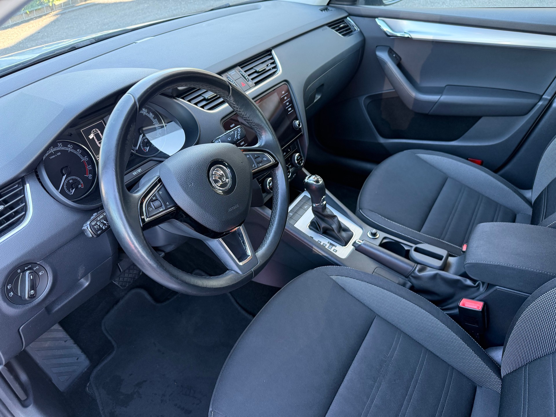 SKODA Octavia Combi 1.6 TDI Ambition DSG-image-11