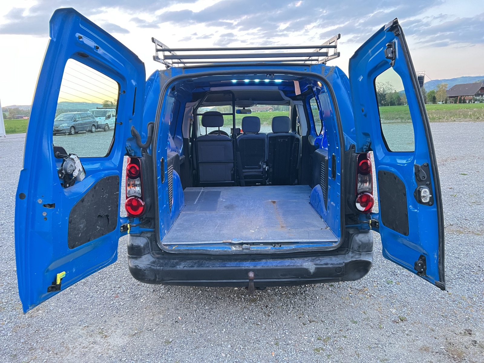PEUGEOT Partner 1.6 e-HDI Urban Pack L2-image-10