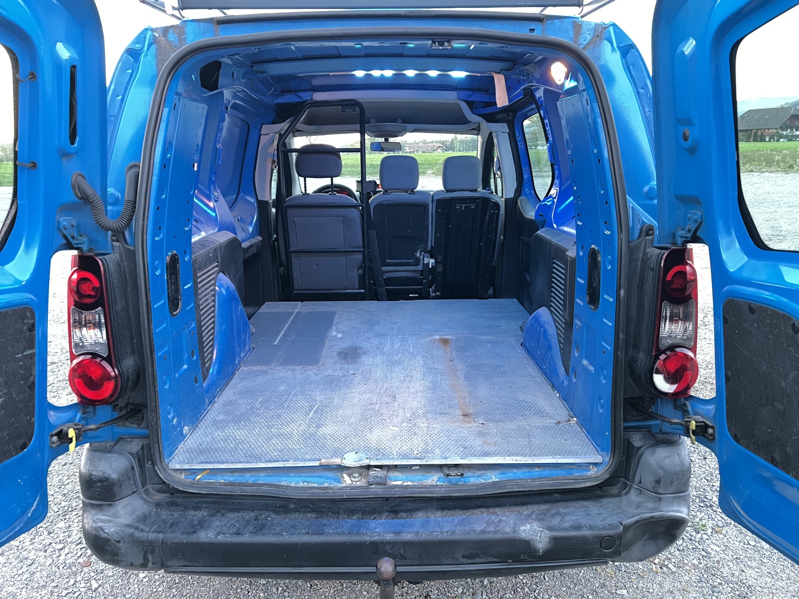 PEUGEOT Partner 1.6 e-HDI Urban Pack L2-image-9
