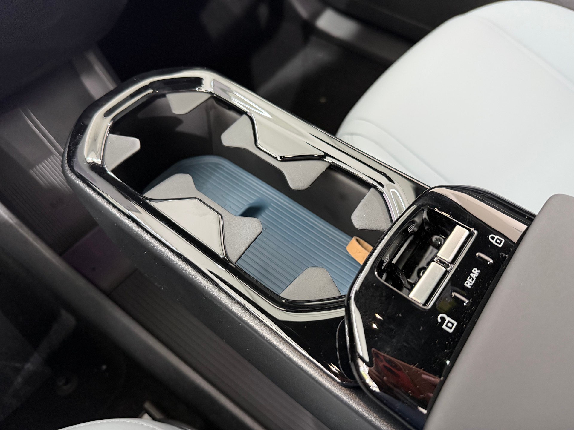 VOLVO EX 30 E60 Twin Ultra Performanc-image-10
