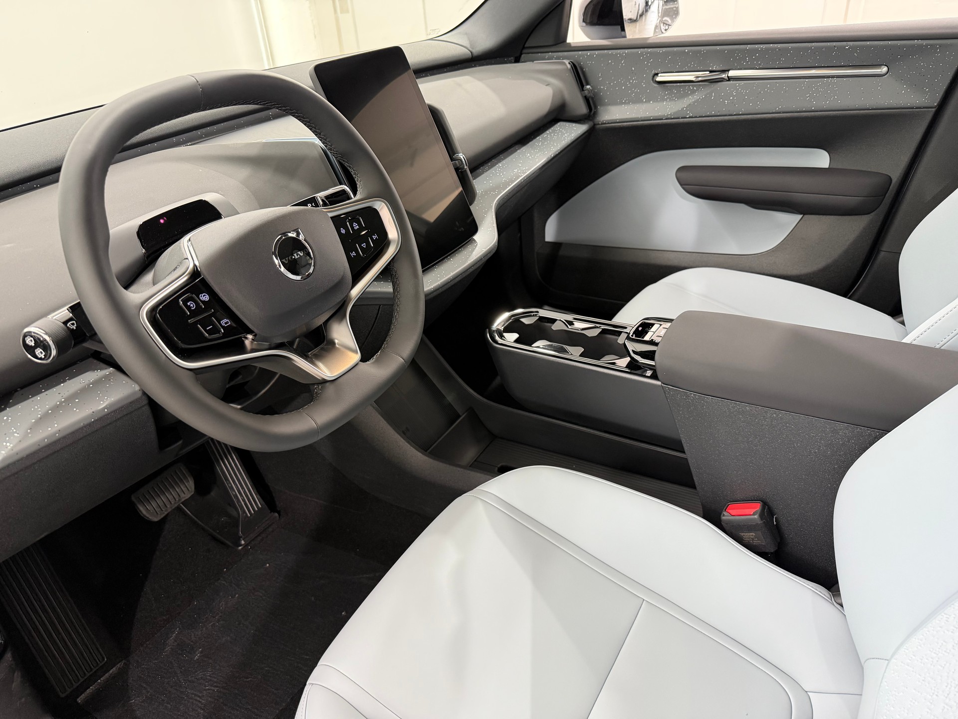 VOLVO EX 30 E60 Twin Ultra Performanc-showroom-element-3