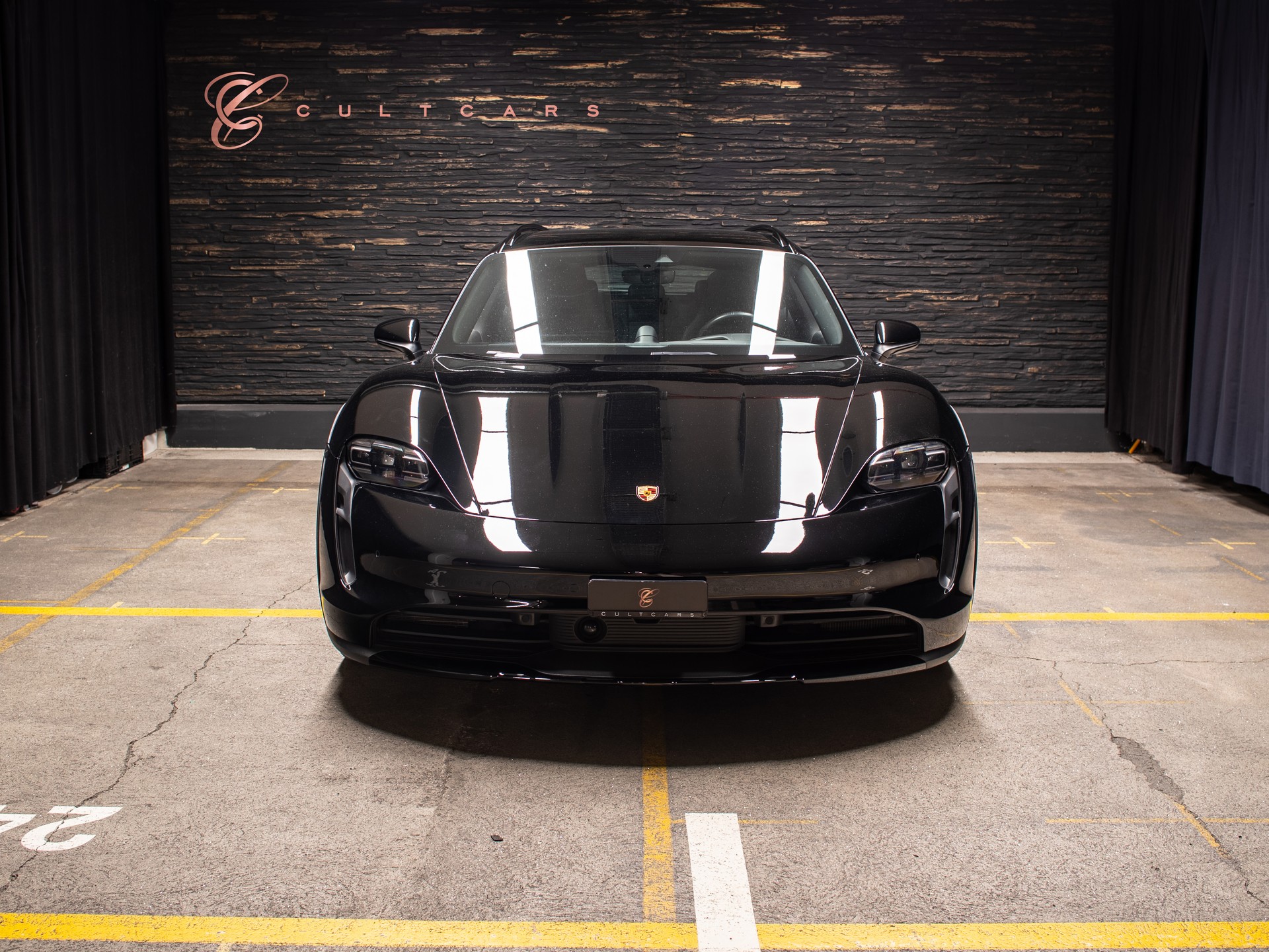 PORSCHE Taycan 4 Cross Turismo-showroom-element-2
