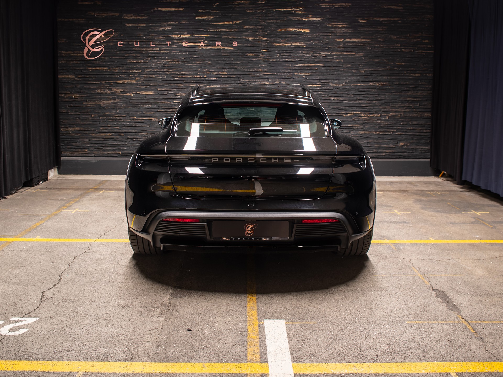 PORSCHE Taycan 4 Cross Turismo-showroom-element-3