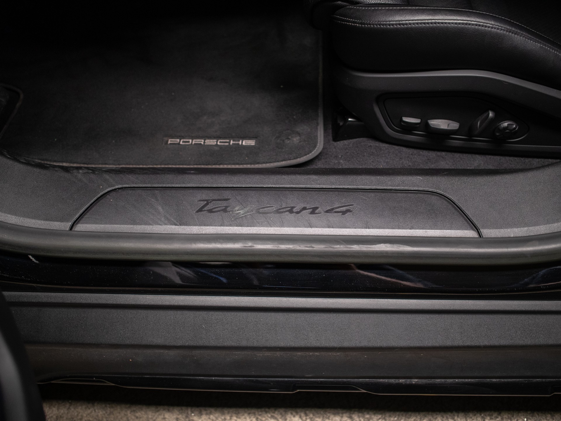 PORSCHE Taycan 4 Cross Turismo-image-9