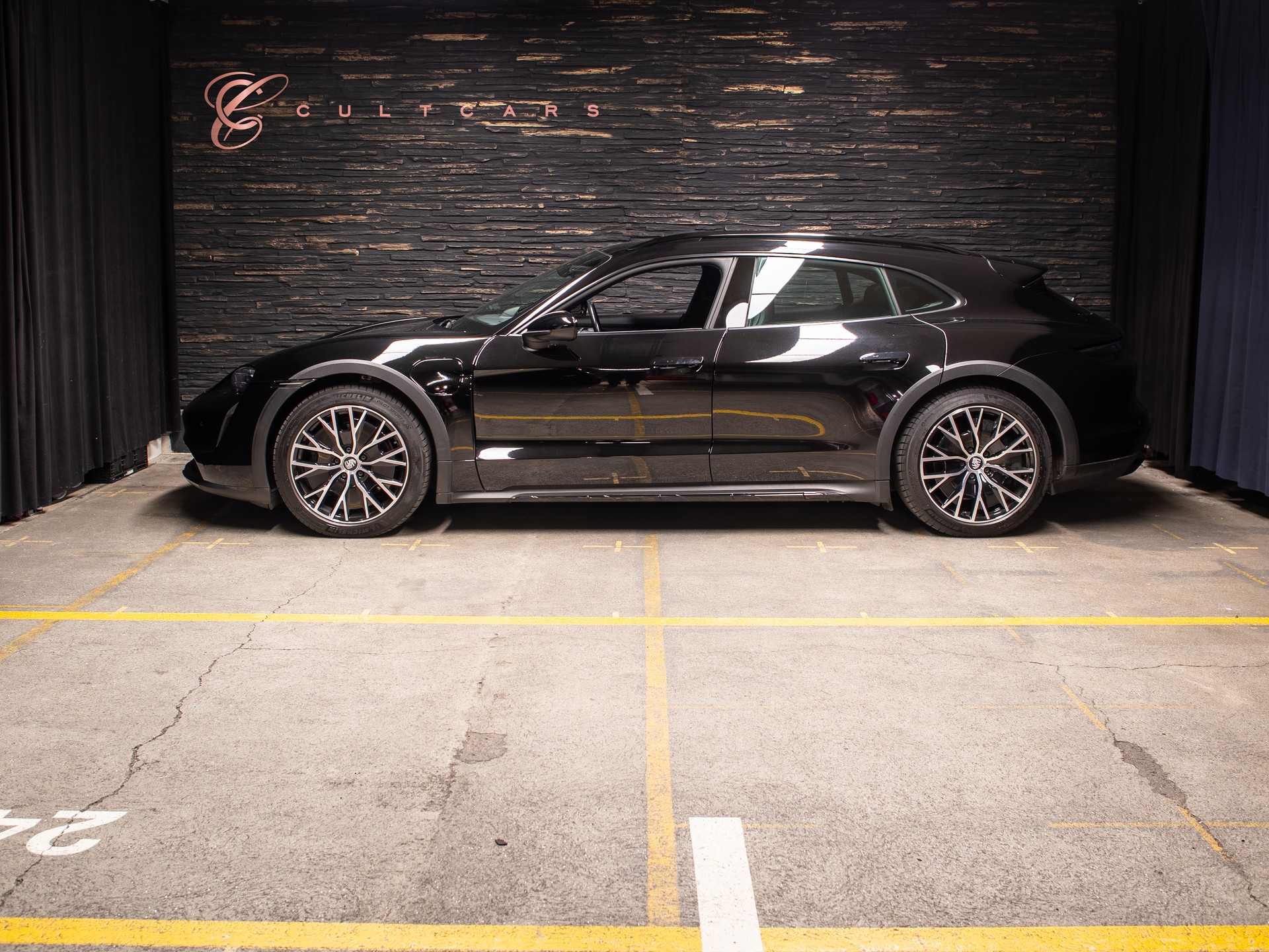 PORSCHE Taycan 4 Cross Turismo-showroom-element-1