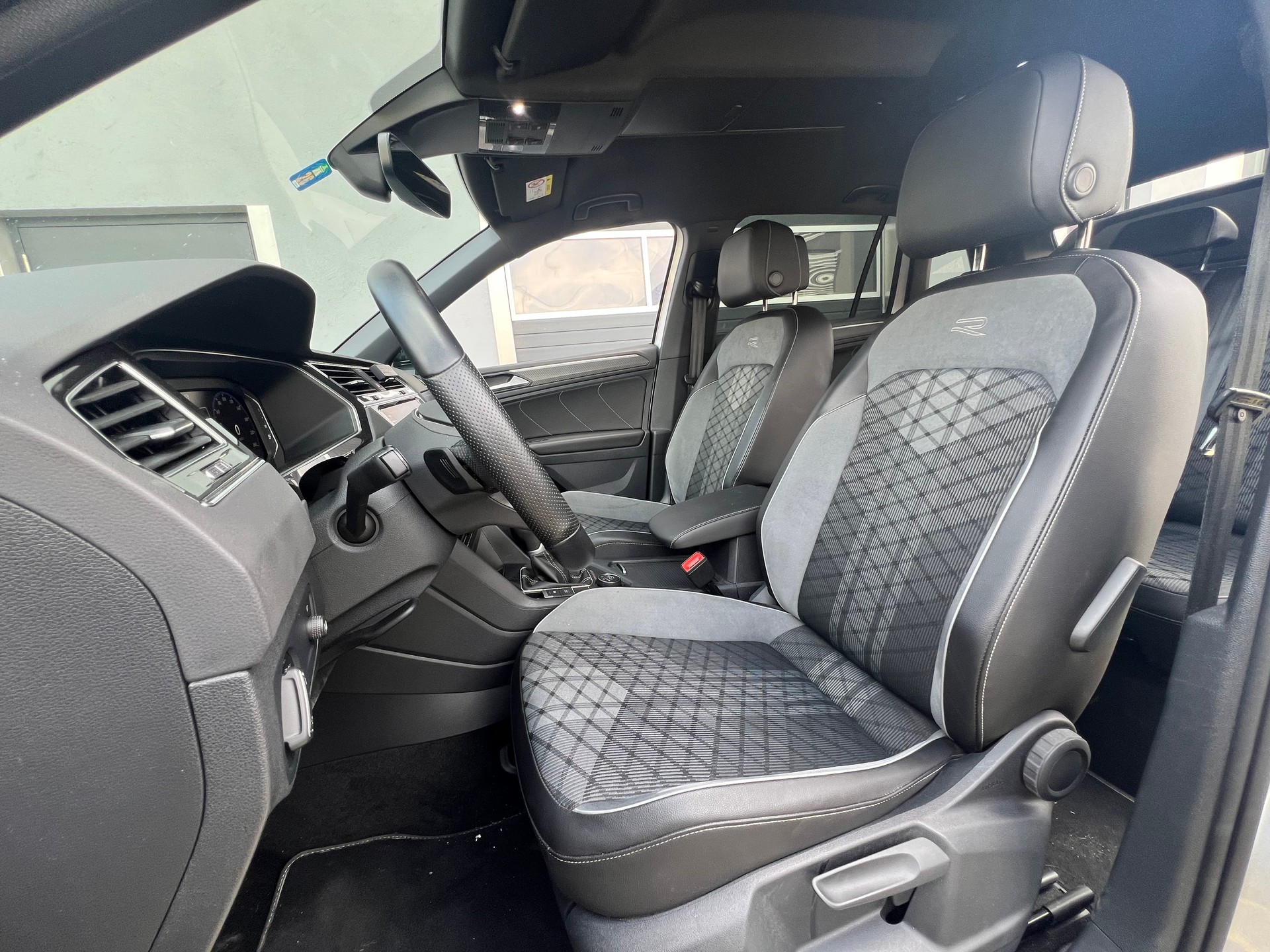 VW Tiguan 2.0TSI R-Line 4Motion DSG-image-10
