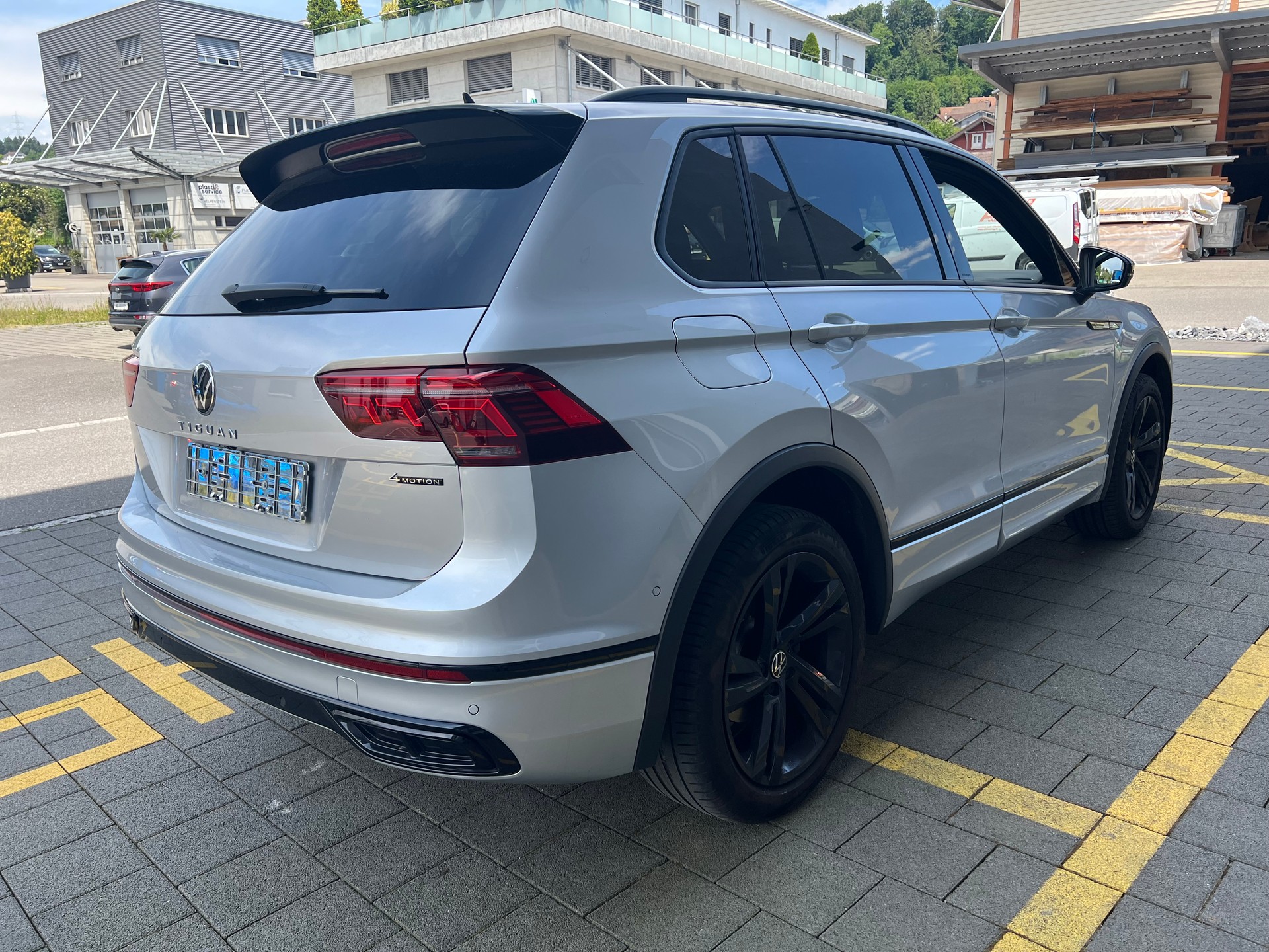 VW Tiguan 2.0TSI R-Line 4Motion DSG-showroom-element-3