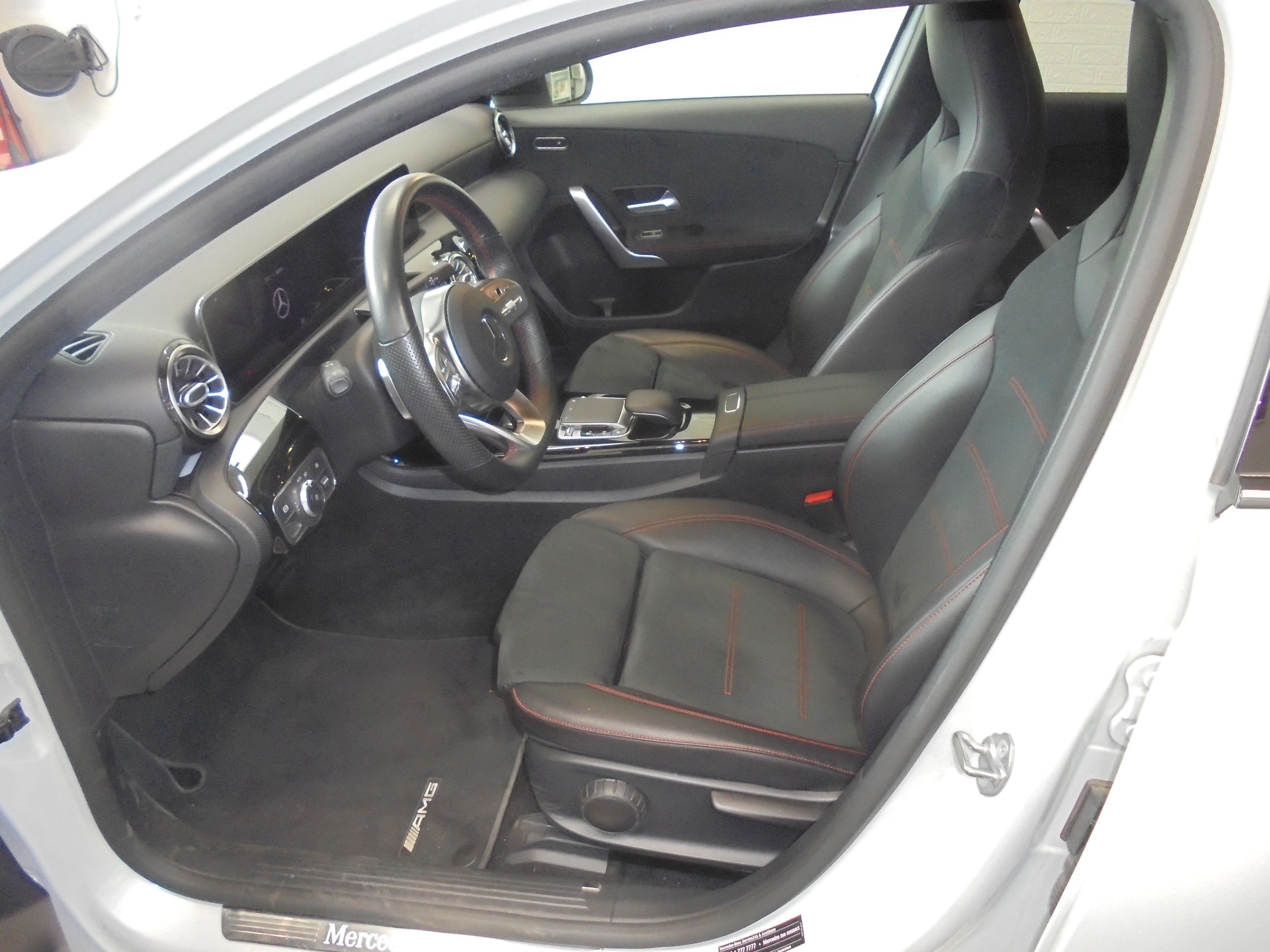 MERCEDES-BENZ A 220 AMG Line 7G-DCT-image-4