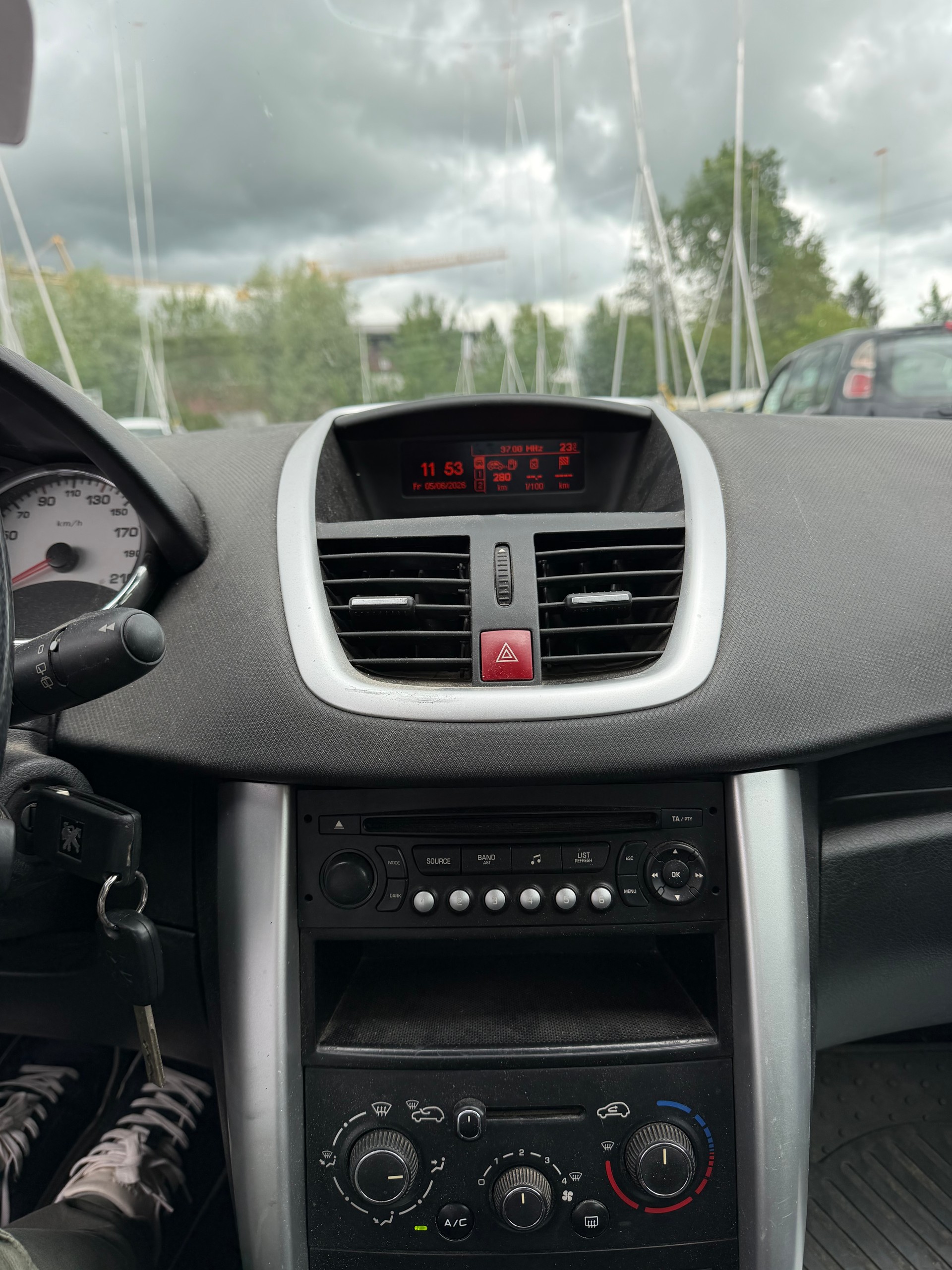 PEUGEOT 207 1.4 16V Sport-image-14