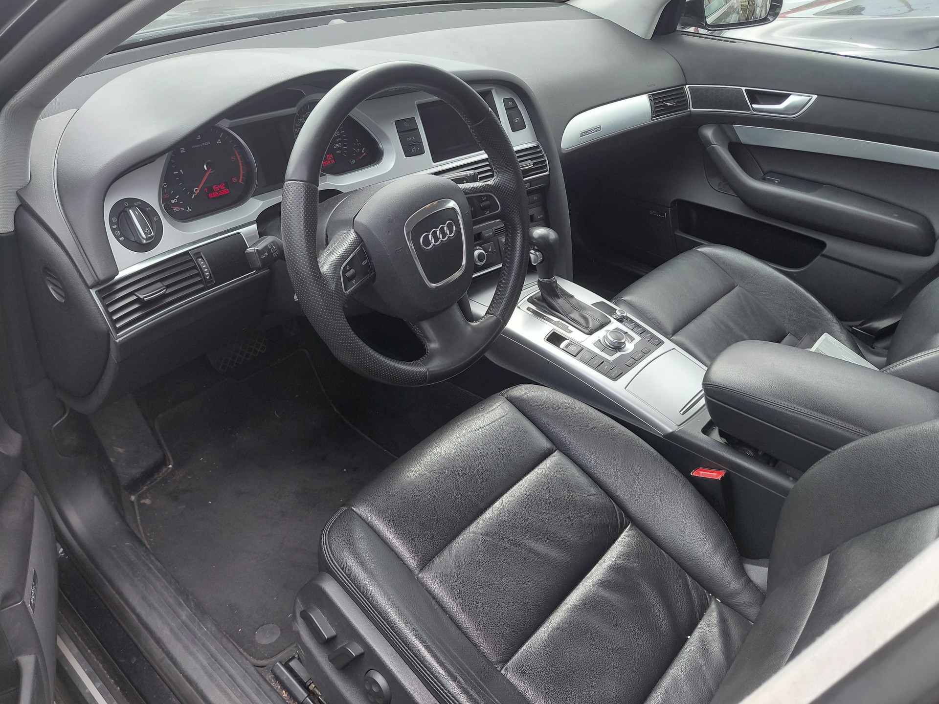 AUDI A6 Avant 3.0 V6 TDI quattro-image-8