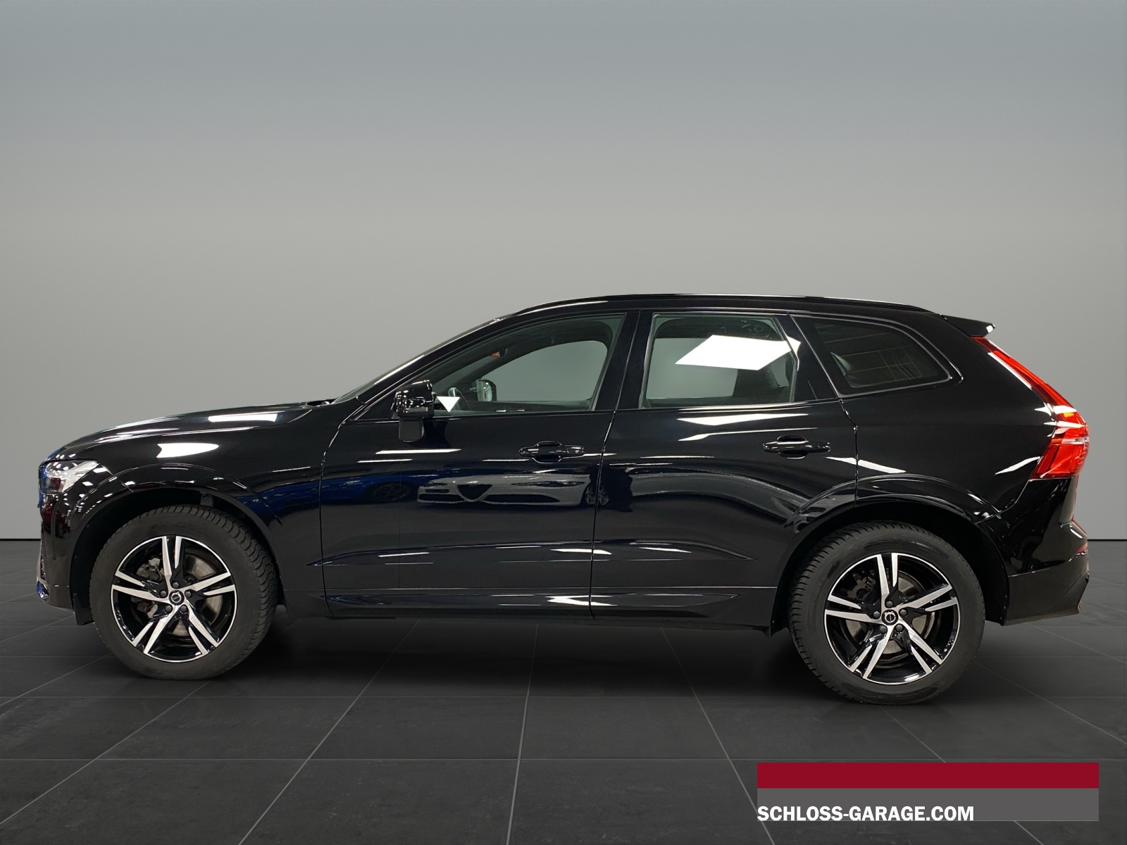 VOLVO XC60 2.0 B5 MH R-Design-showroom-element-2