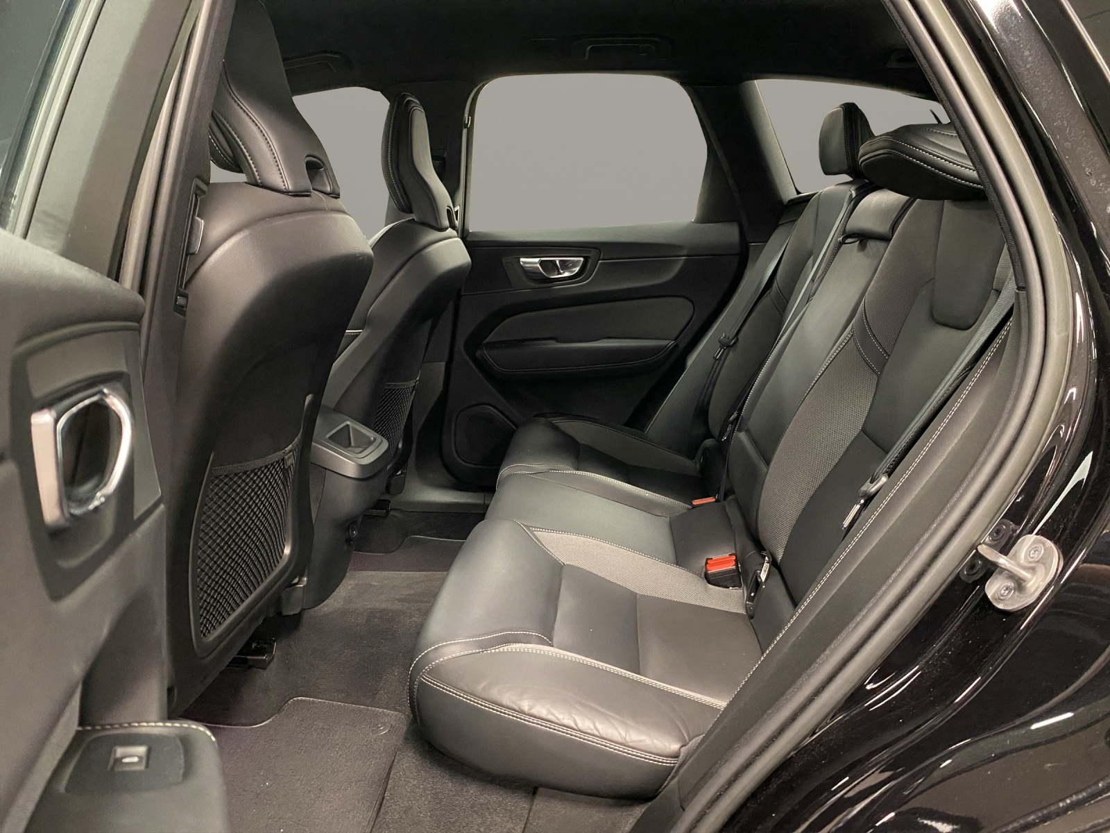VOLVO XC60 2.0 B5 MH R-Design-image-13