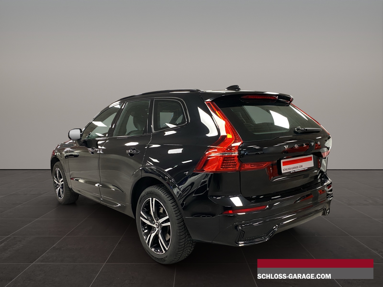 VOLVO XC60 2.0 B5 MH R-Design-showroom-element-3