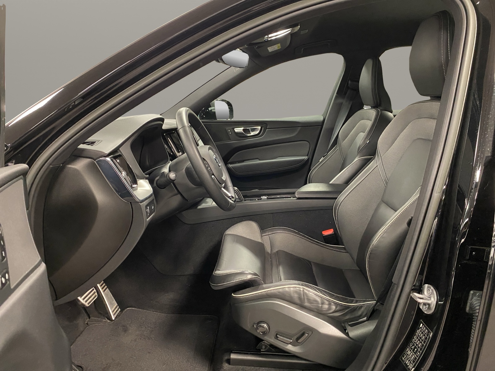 VOLVO XC60 2.0 B5 MH R-Design-image-10